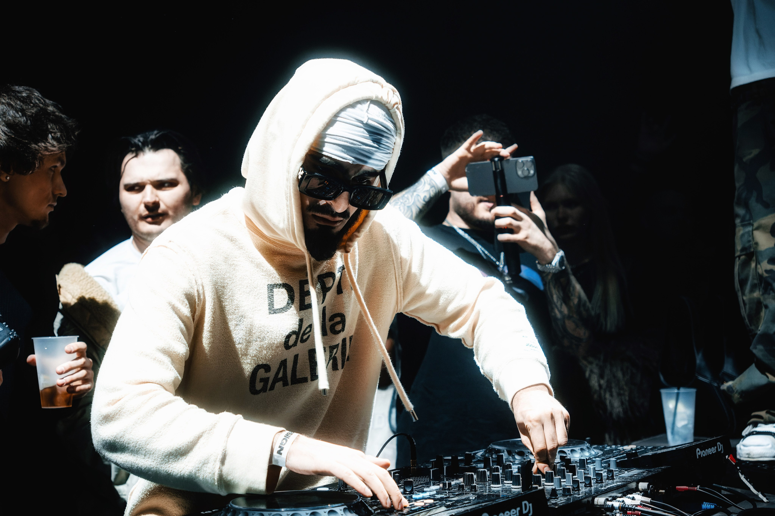 AVG x Desiigner в Tau 21.02.2025. Репортажный фотограф и видеограф в Москве