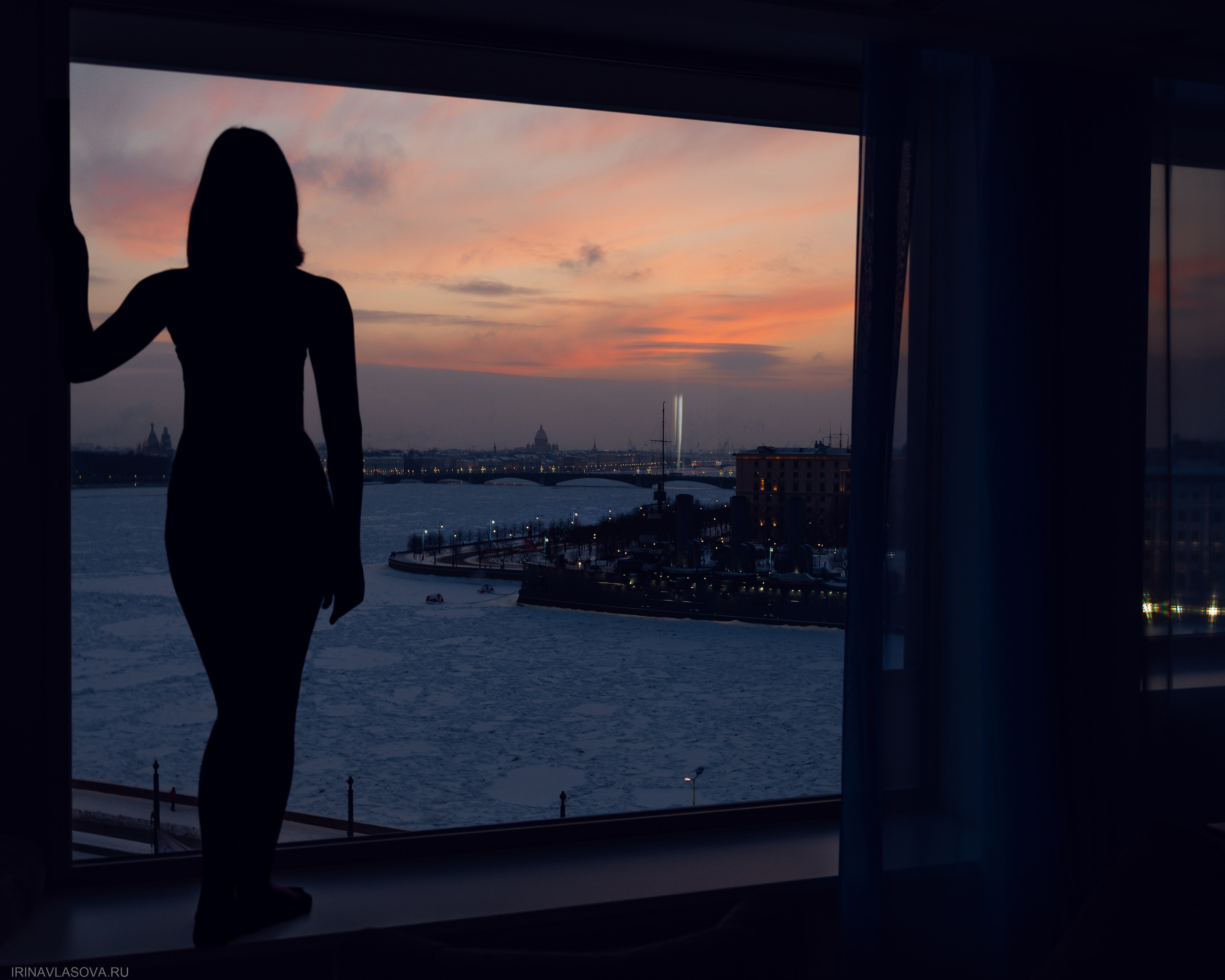 девушка у окна вечером