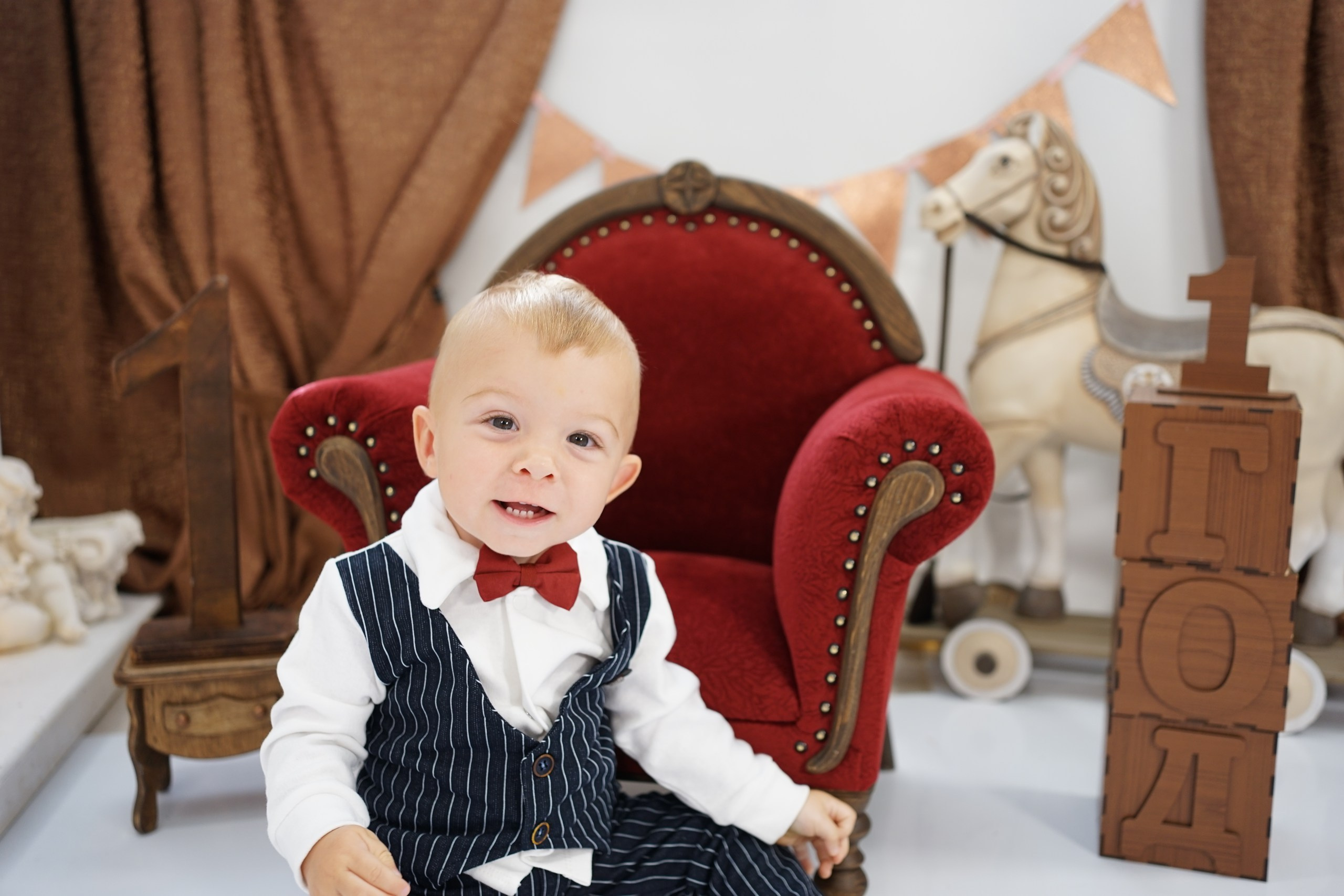 Бордовая зона. Детская Фотостудия ГОДОВАСИКИ в Санкт-Петербурге фотосесия на годик