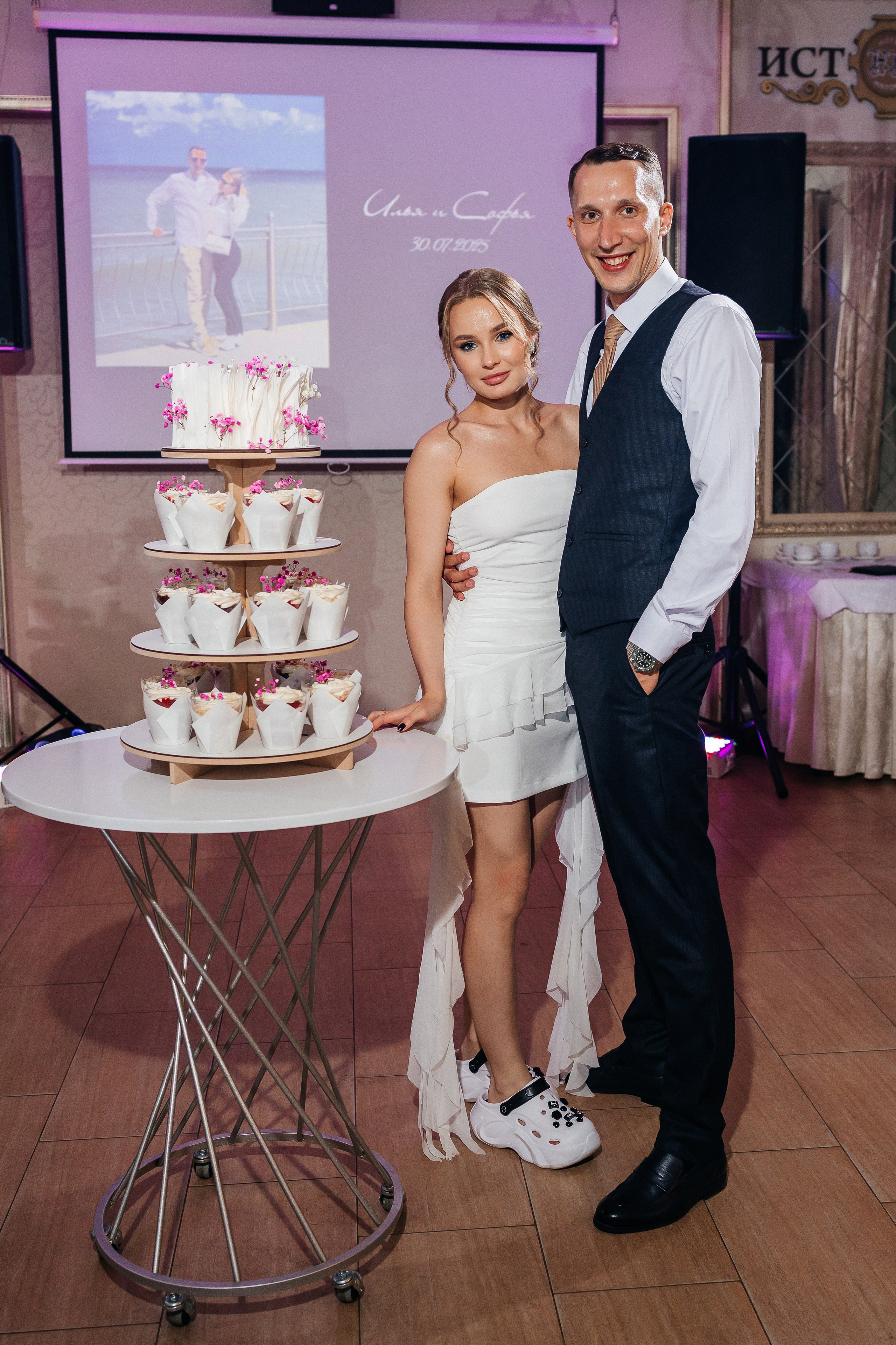 Красивый свадебный ужин в уютном ресторане. Олег Сверчков | Свадебный фотограф Вологда