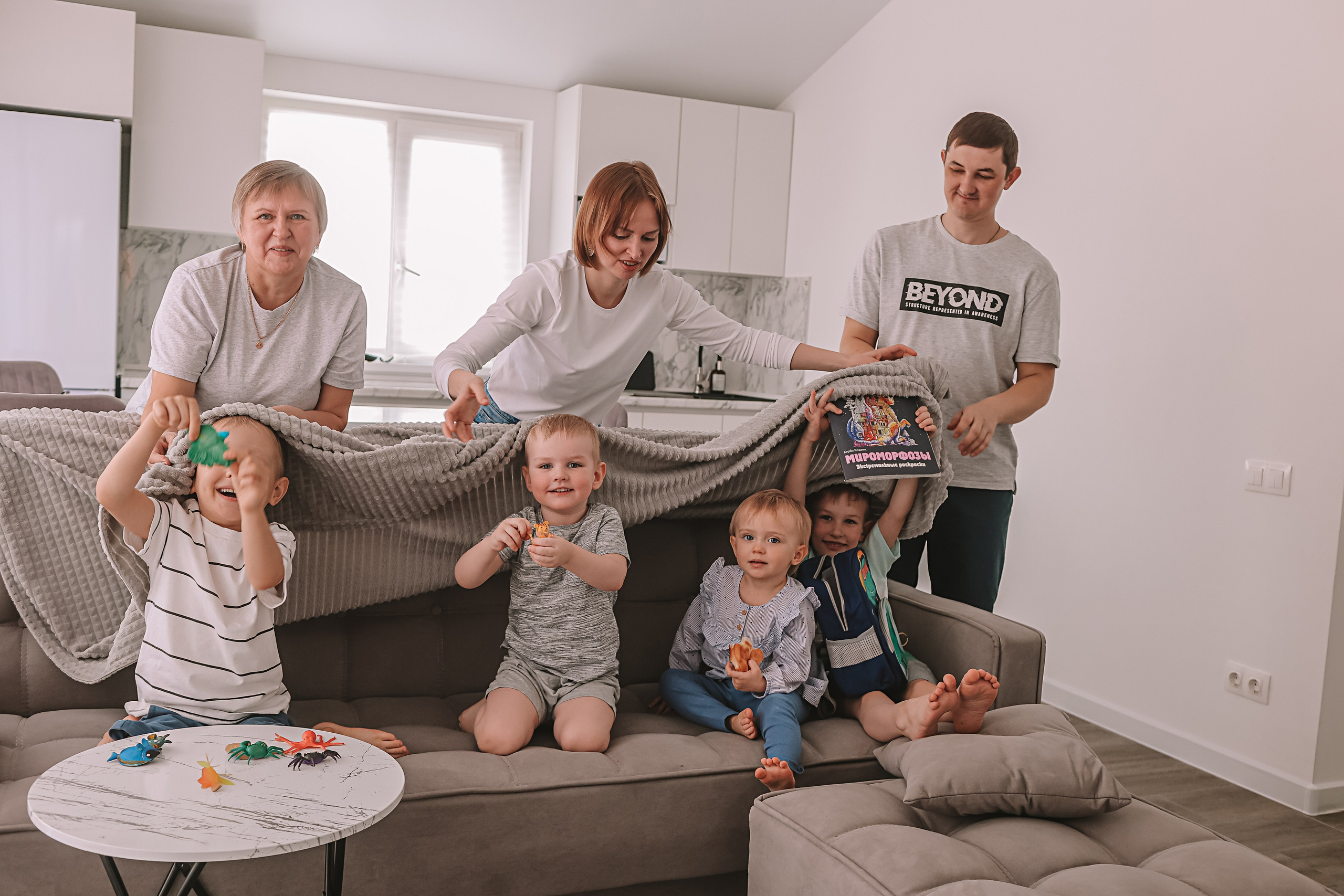 Семейная в домике (репортаж). Семейный фотограф Тюмень, фотограф на роды Салмина Мария
