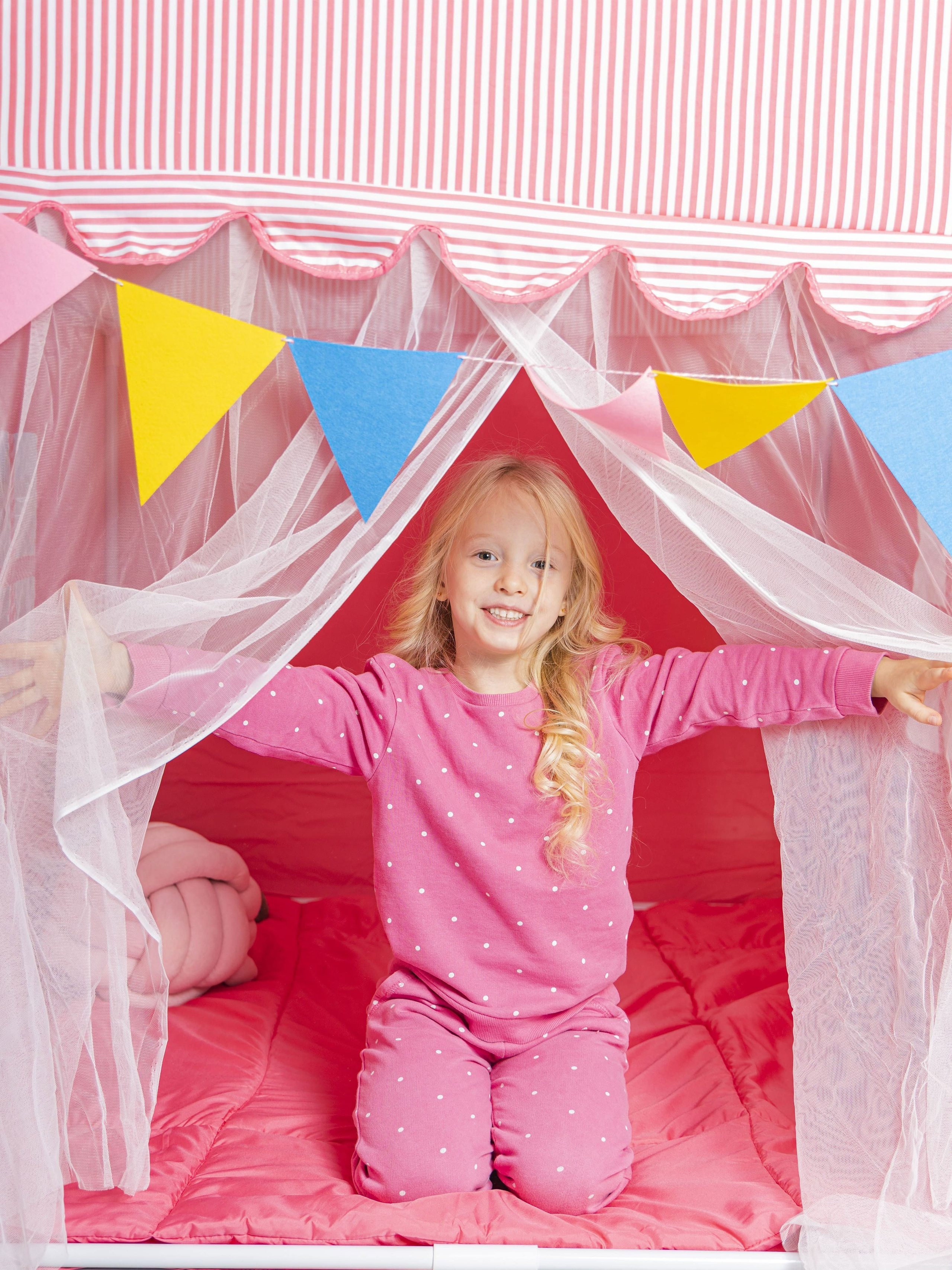 Предметная съемка детских товаров с элементами декора, добавляющими игривый стиль.