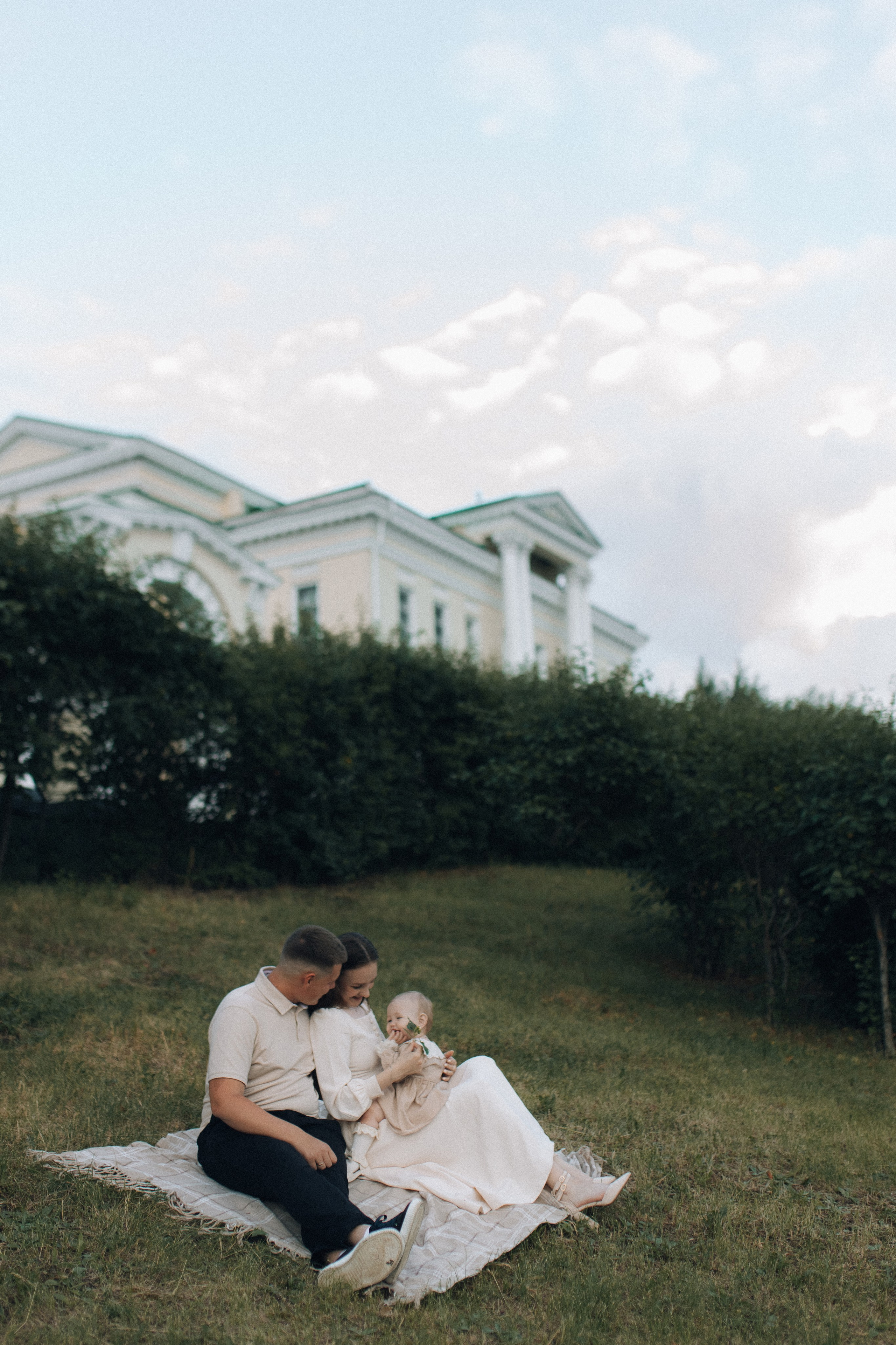 Семейная фотосессия летом в городе. Семейный фотограф Екатеринбург Черепанова Олеся
