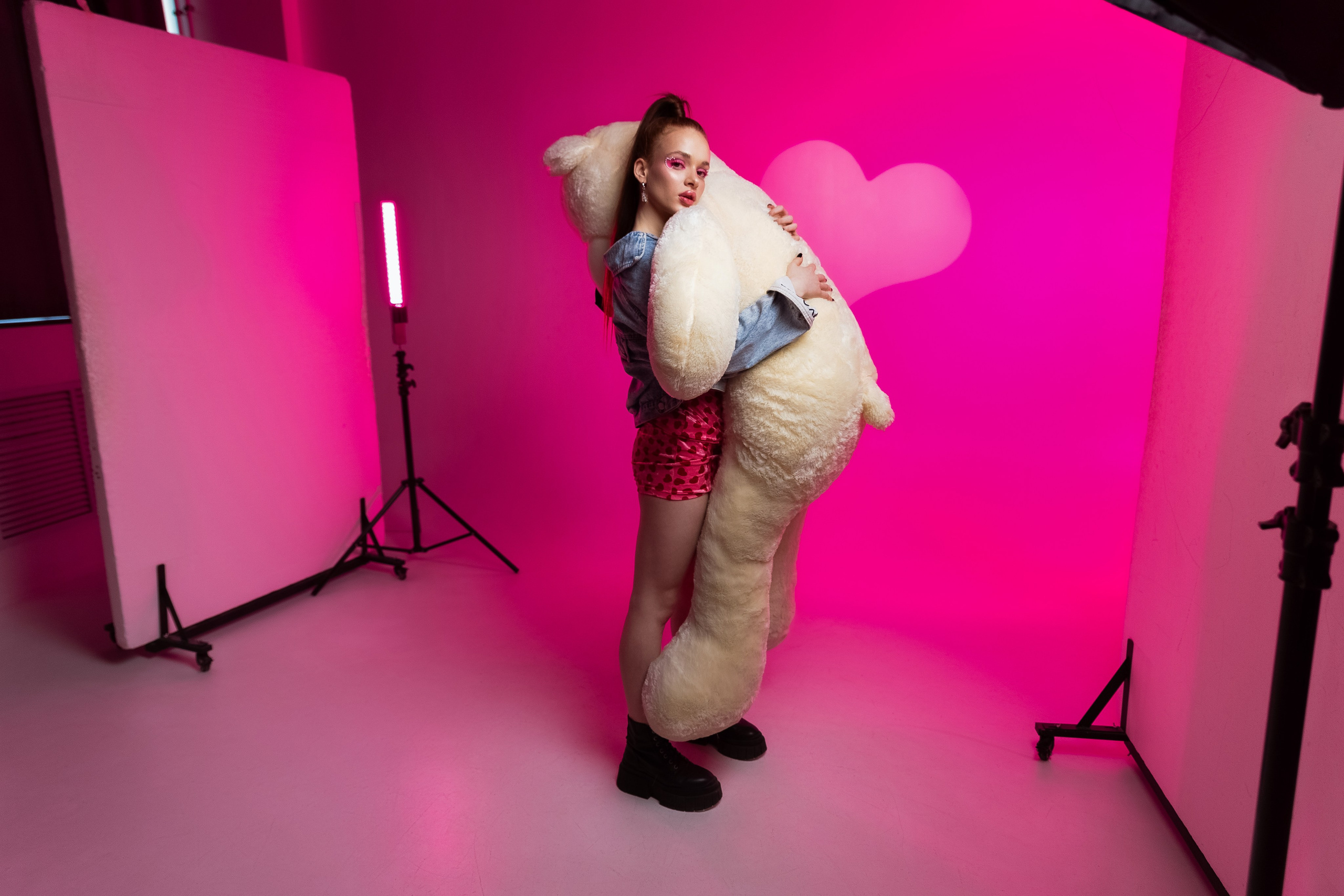 идея фотосессия на 14 февраля, день всех влюблённых, цветной свет, маски габо, 14 февраля, ростовой медведь