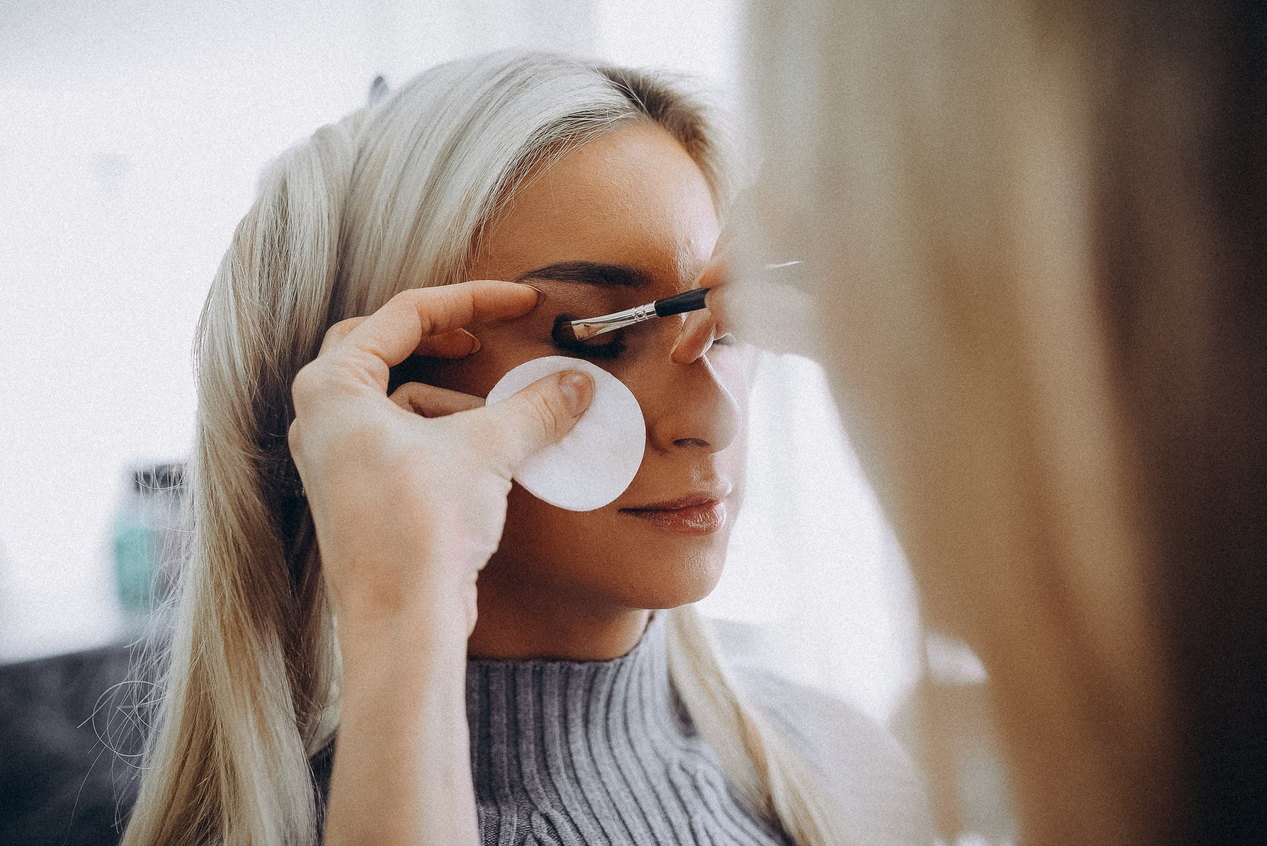 Макросъемка работы визажиста: детальная прорисовка макияжа глаз для участницы конкурса.