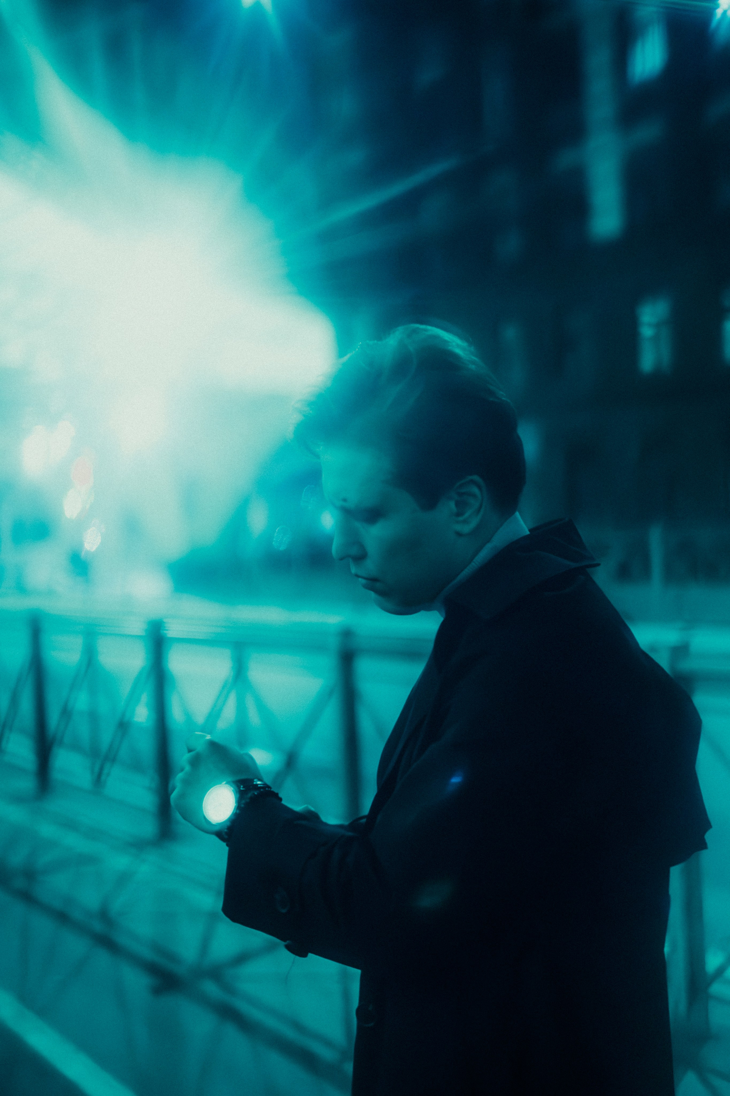 Молодой человек смотрит который час 