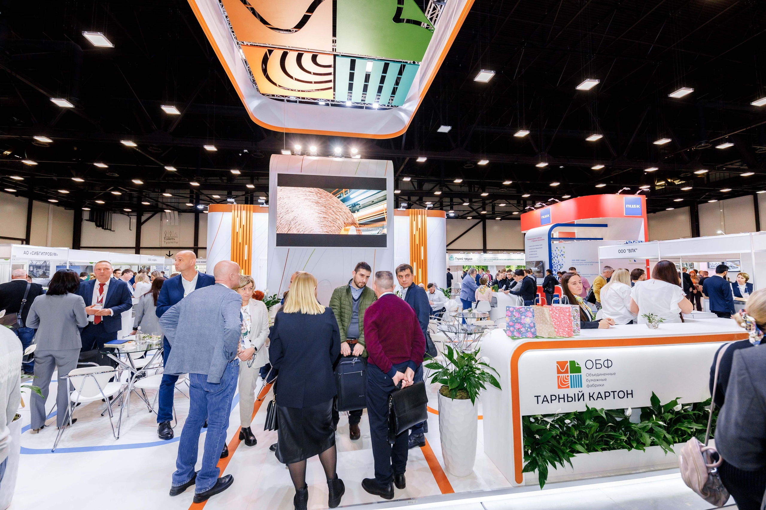 PulpFor, Работа стенда ОБФ (Объединенные бумажные фабрики). Репортажный фотограф в Москве Сергей Мирошников