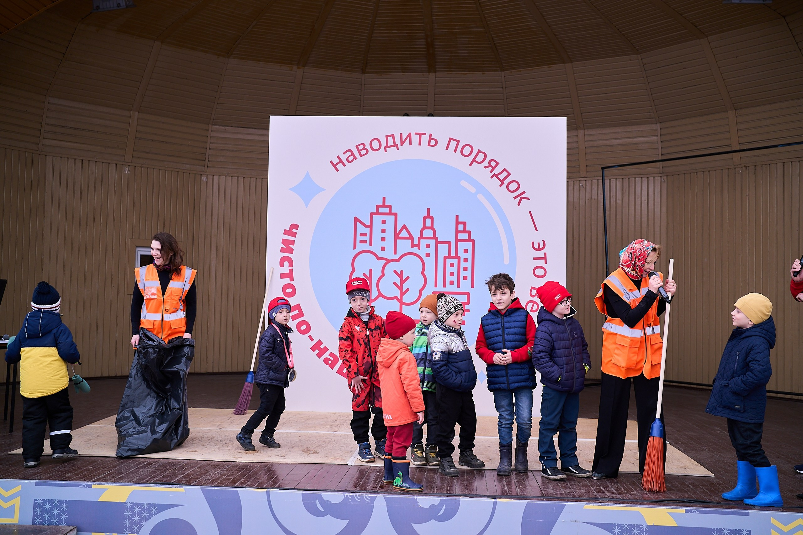 Субботник у Управления делами Мэра и Правительства Москвы. Фотограф и Видеограф в Москве. Олег Корушев