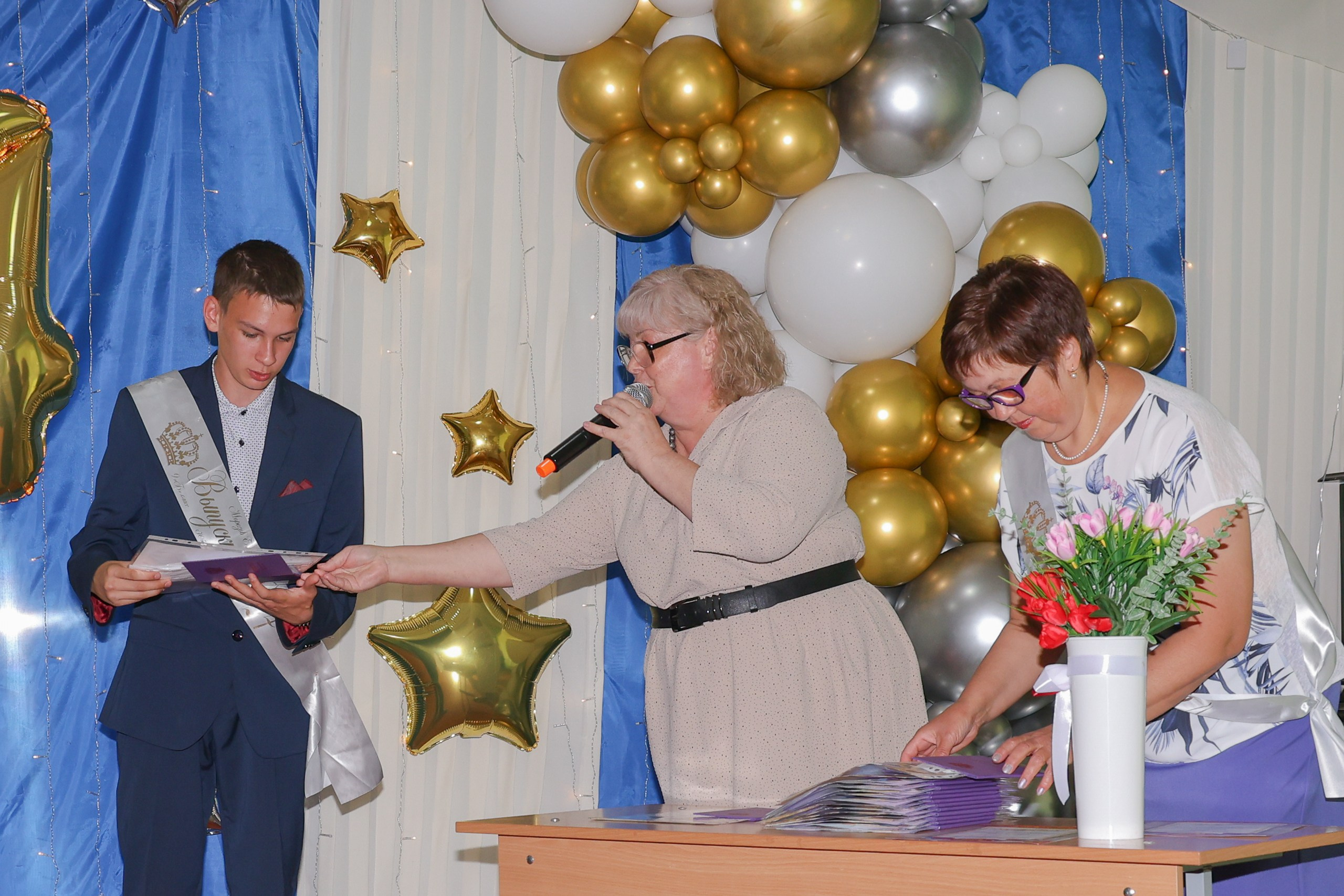 Вручение аттестатов на последнем звонке