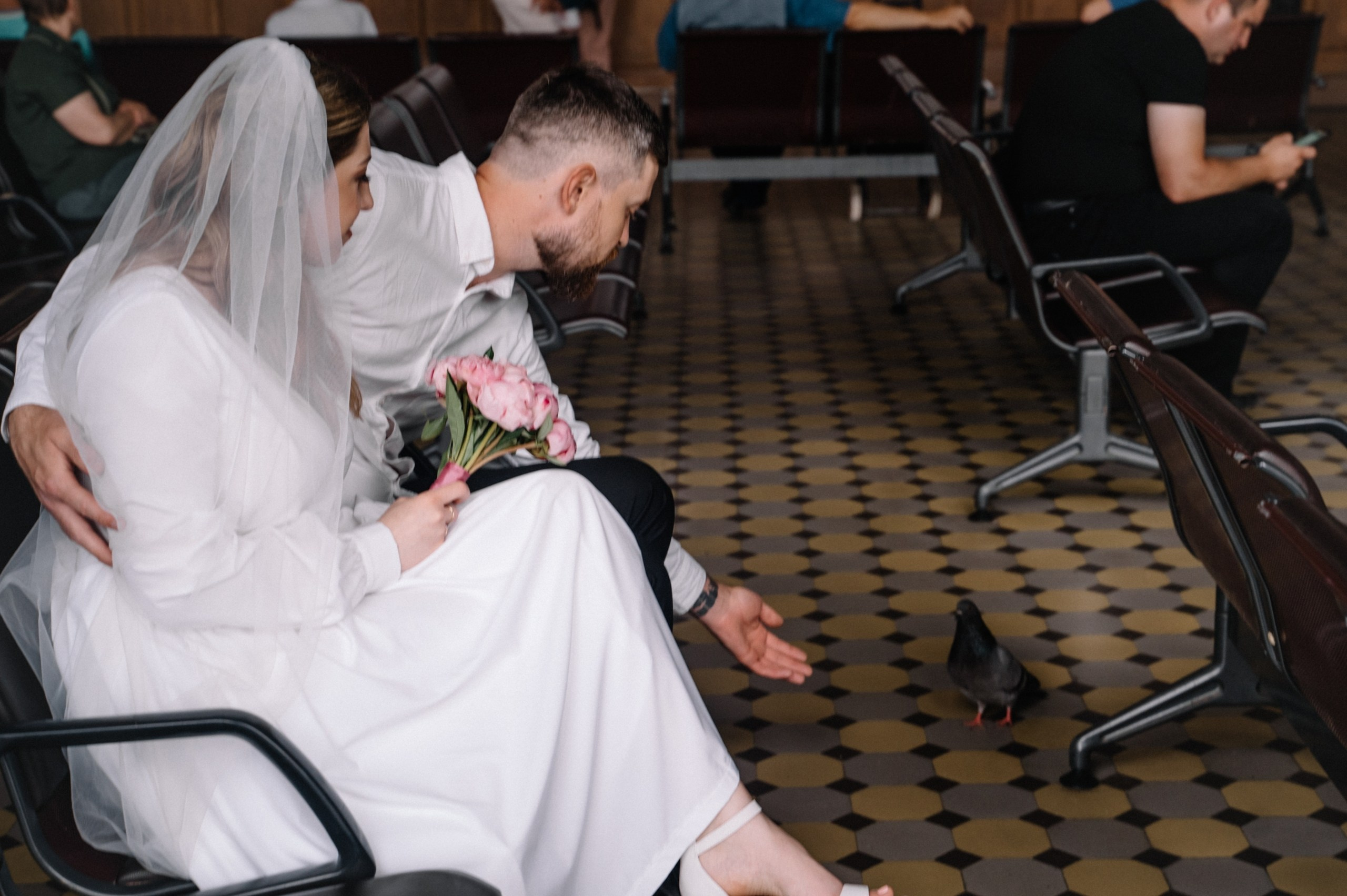 Свадебная прогулка фотосессия на вокзале. Фотограф Екатерина в городе Новороссийск