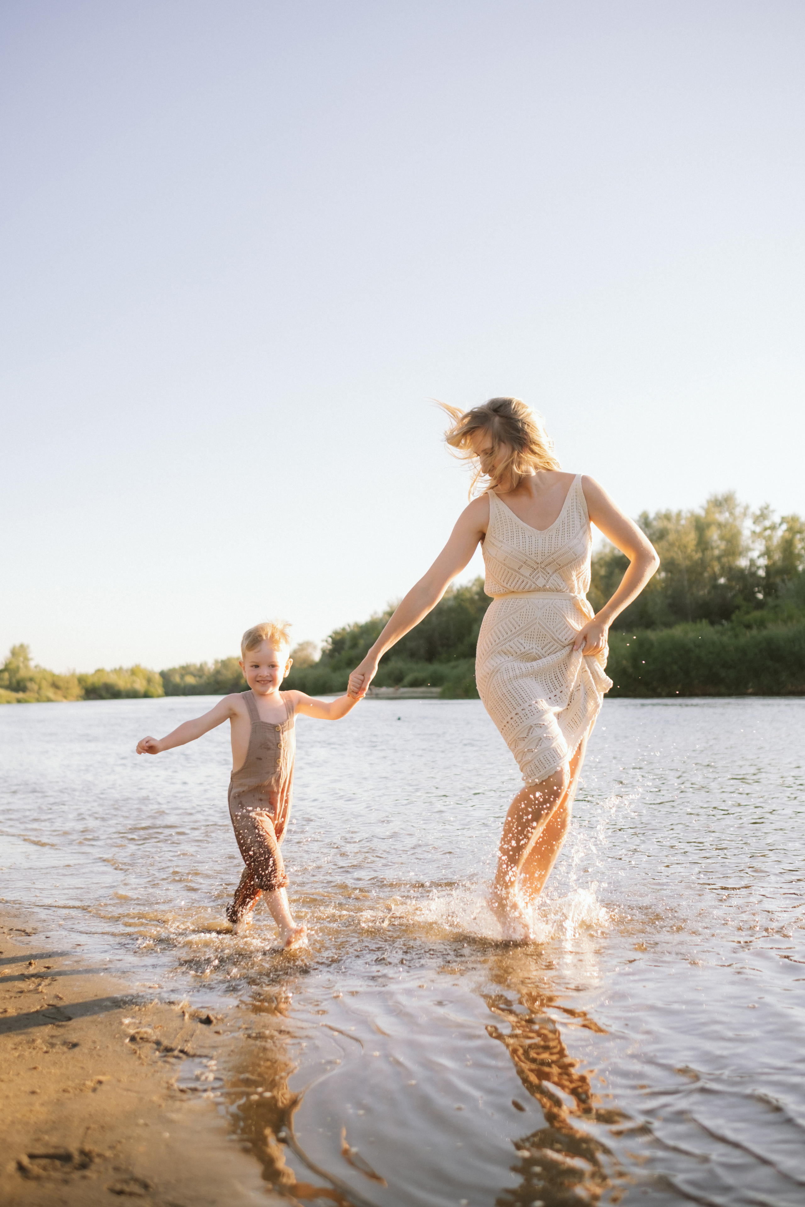 Аня и Дима на речке. Антонина Мезинова фотограф Михайловка и Волгоград
