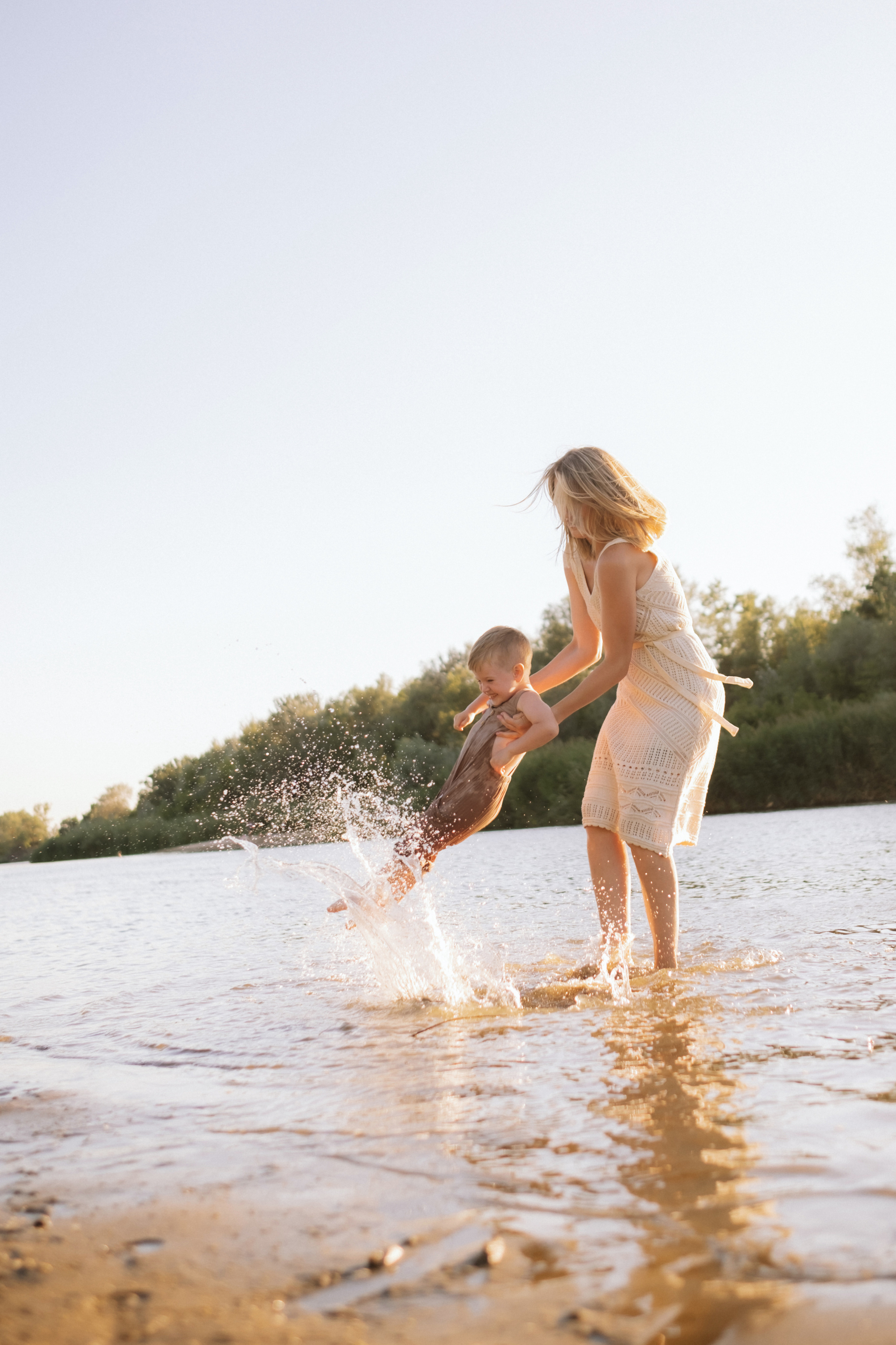 Аня и Дима на речке. Антонина Мезинова фотограф Михайловка и Волгоград