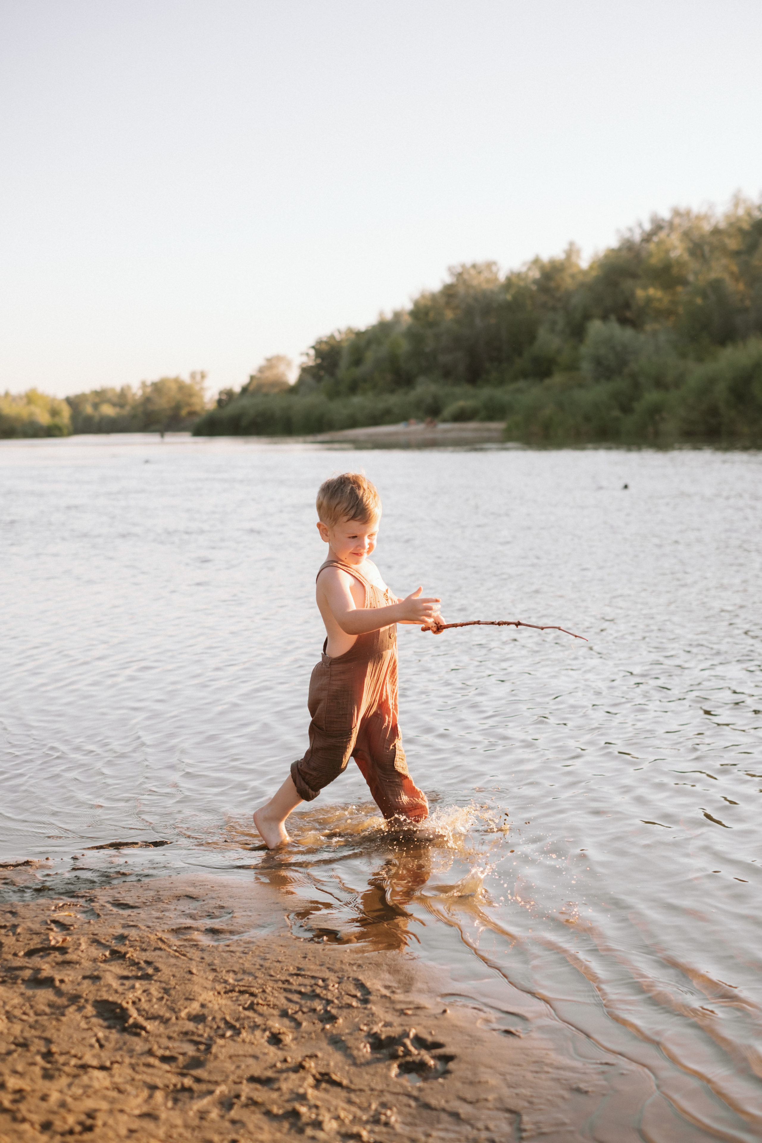 Аня и Дима на речке. Антонина Мезинова фотограф Михайловка и Волгоград