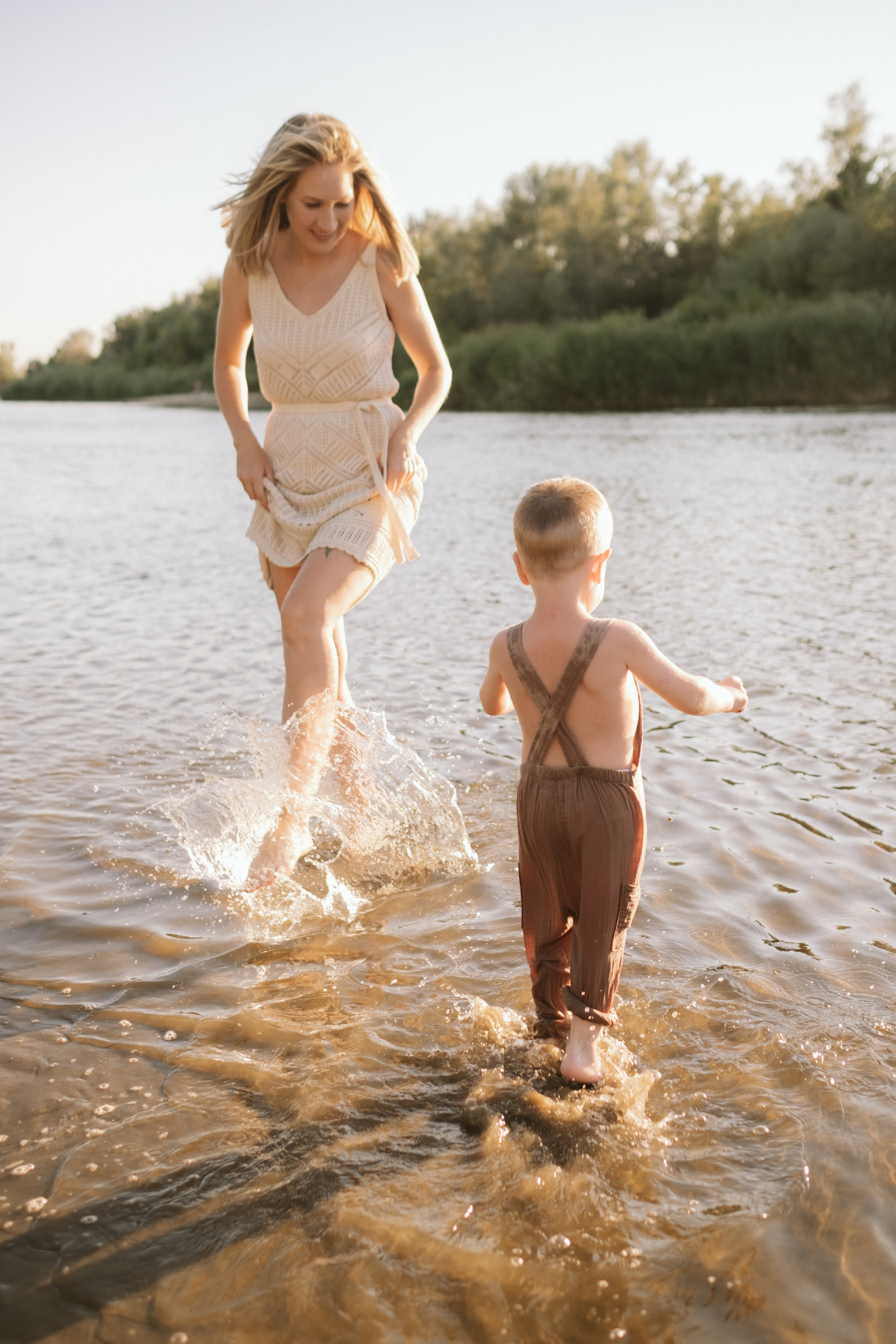 Аня и Дима на речке. Антонина Мезинова фотограф Михайловка и Волгоград