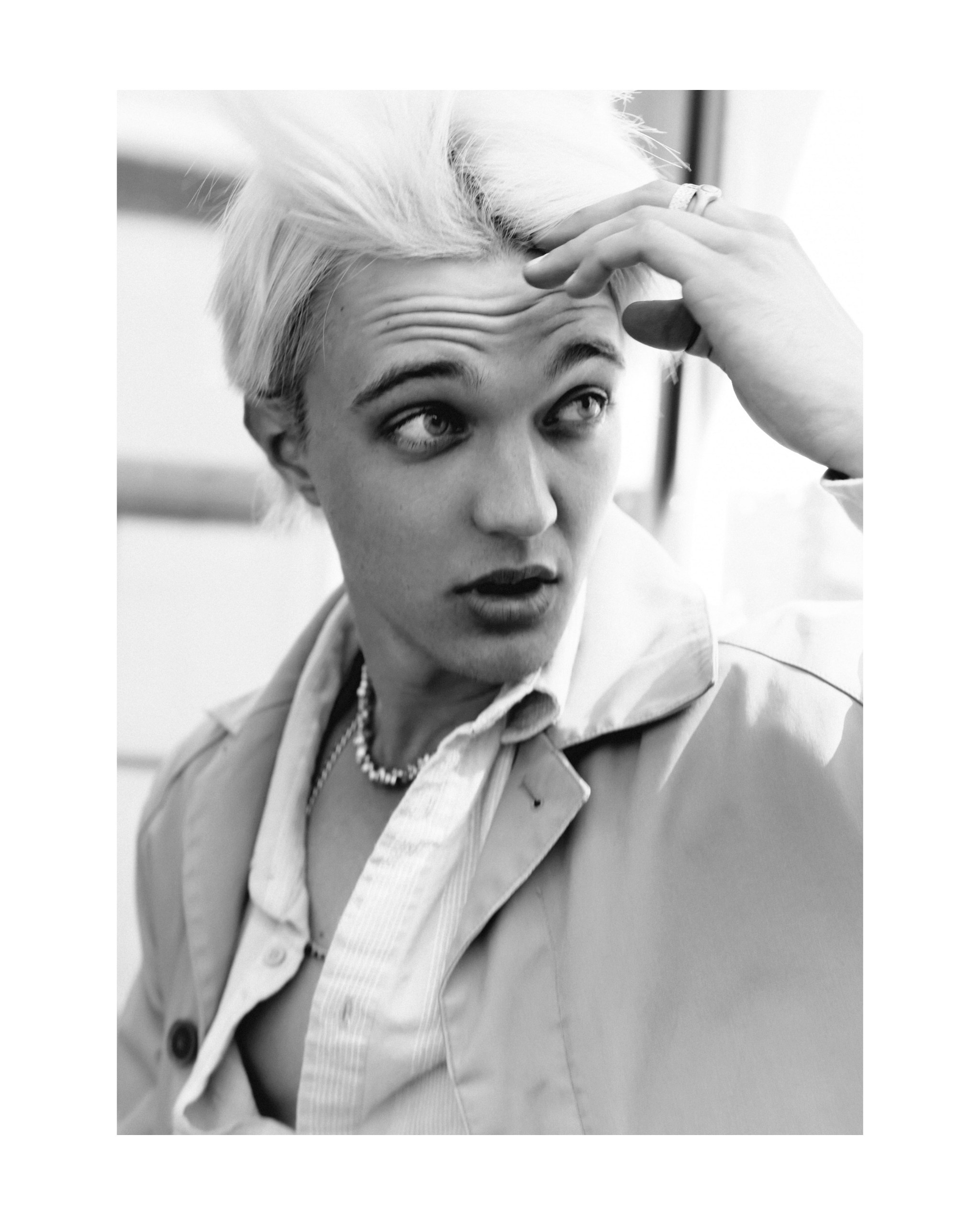 красивый блондин с богатой мимикой удивляется