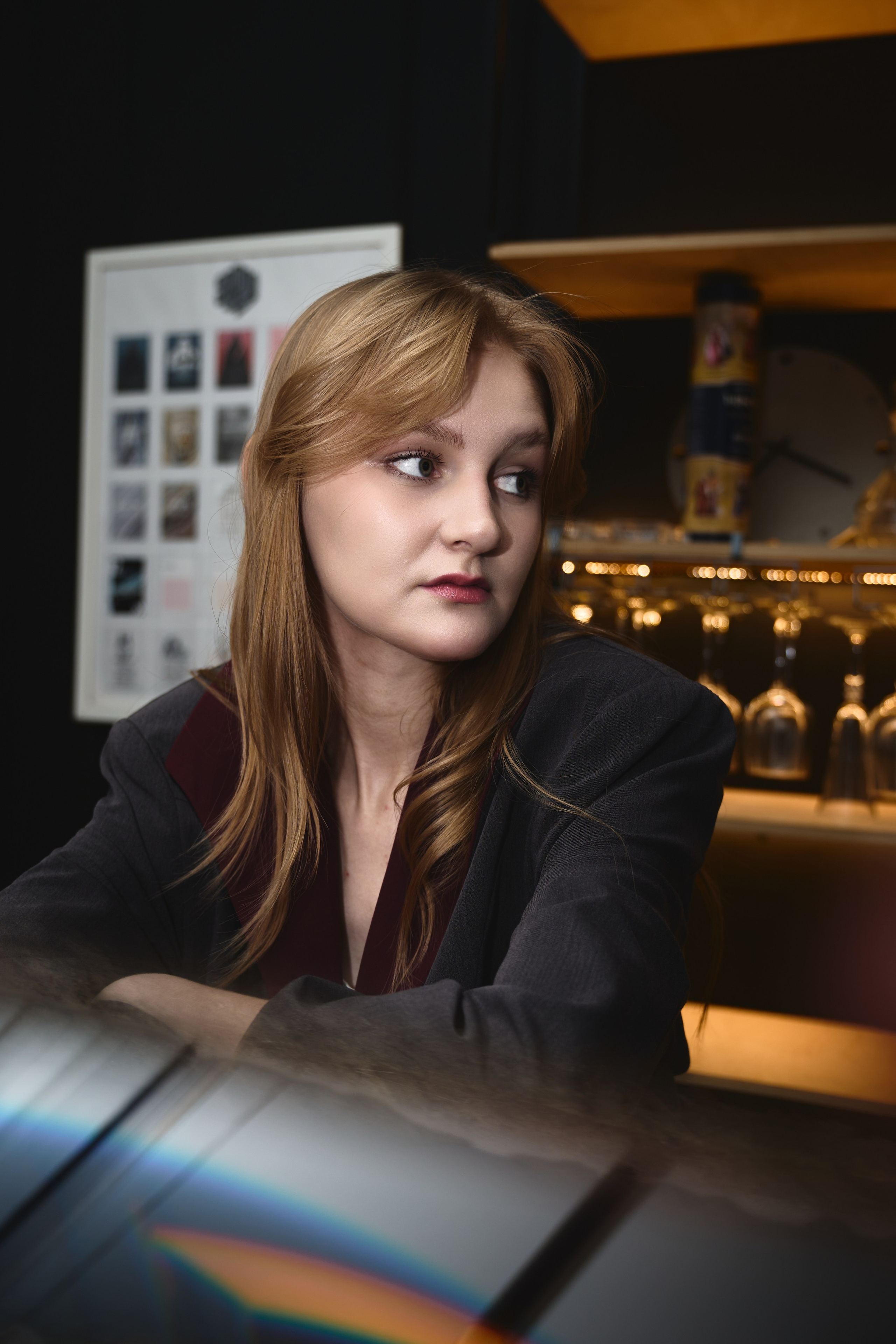 Естественный портрет девушки, смеющейся во время разговора.