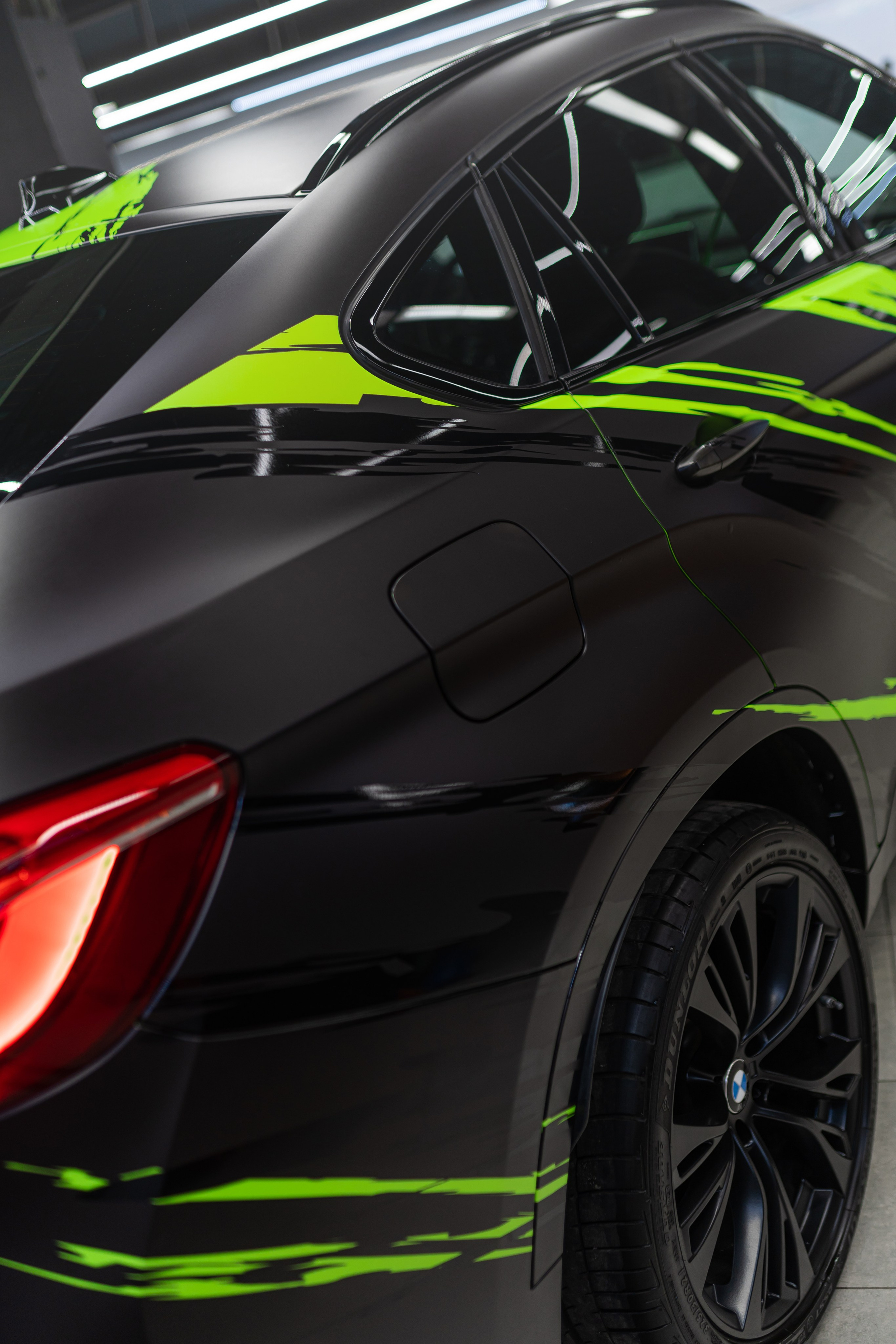 Винилография на BMW X6. Студия дизайна и оклейки авто Barmaley Design