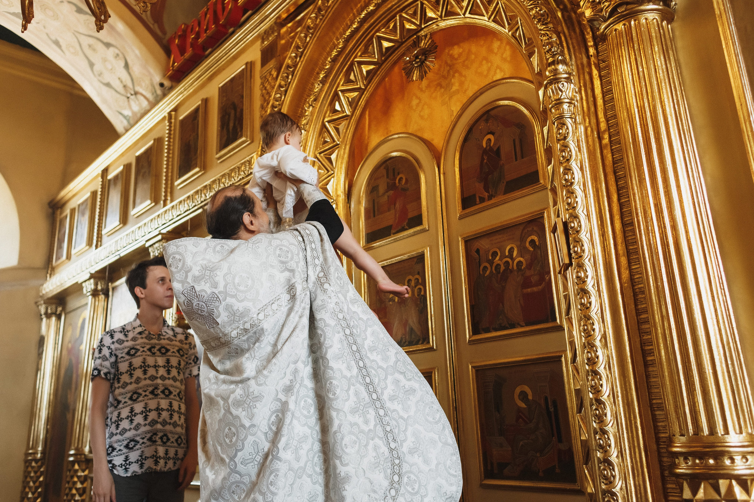 Фотосъёмка крещения Ильи в Никольской церкви Таганрога. Свадебный и семейный фотограф в Таганроге Бакарюк Антон