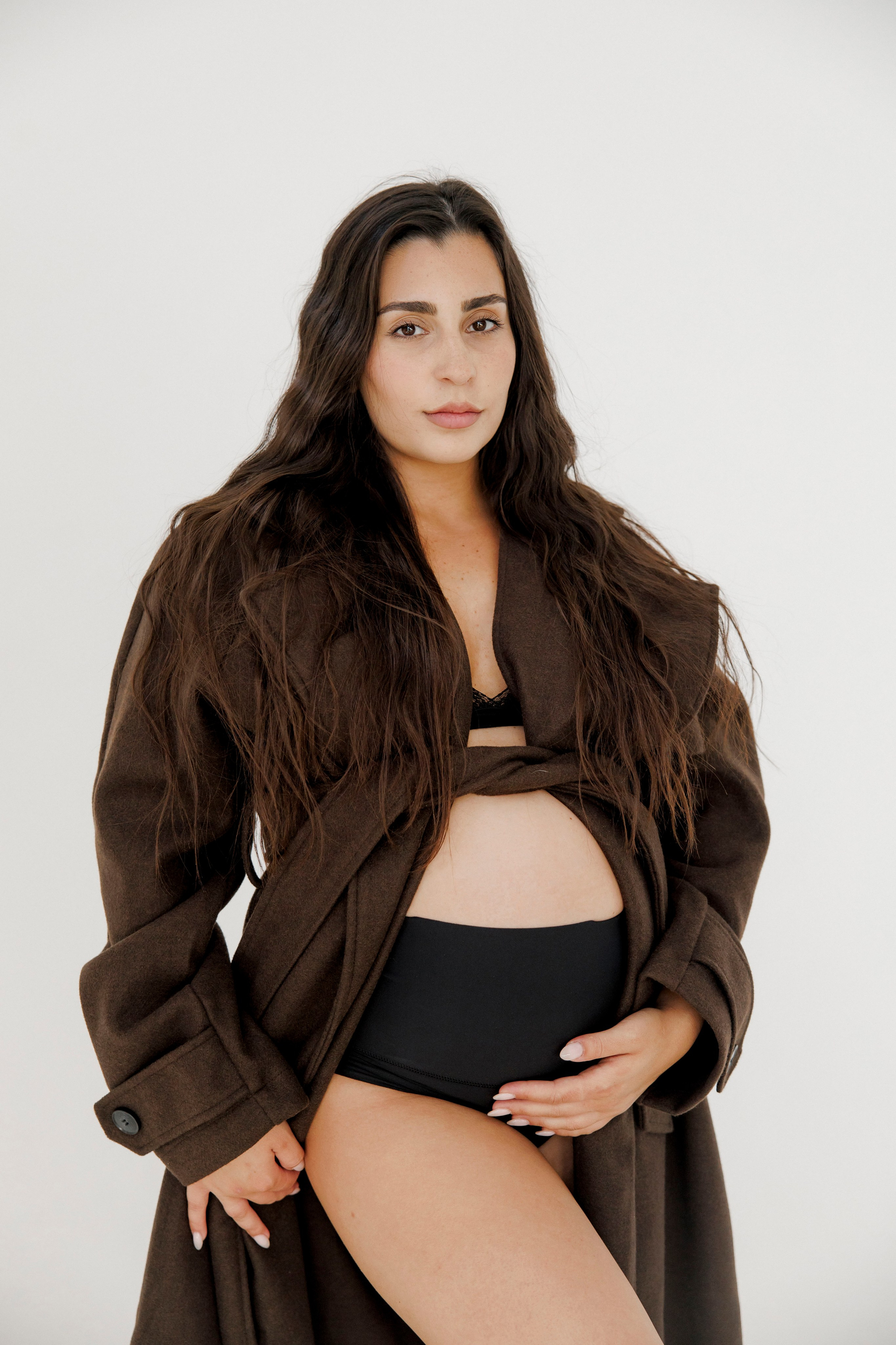 Pregnancy photoshoot inside the Grey Studio. Главная