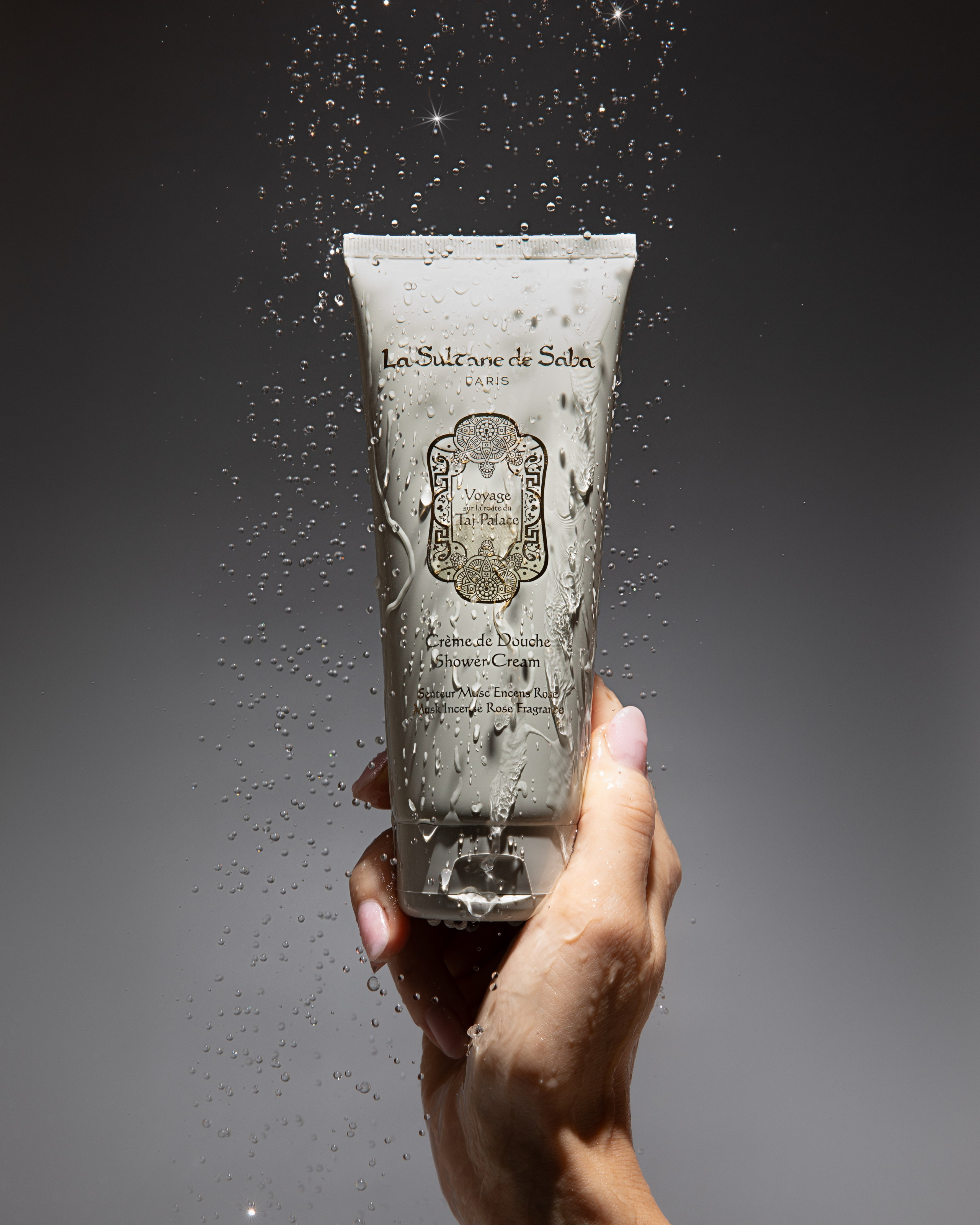 Изображение продукта с моделью в кадре (тело, руки, лицо, волосы и тд). Рекламный фотограф Ксения Вершинина | Москва