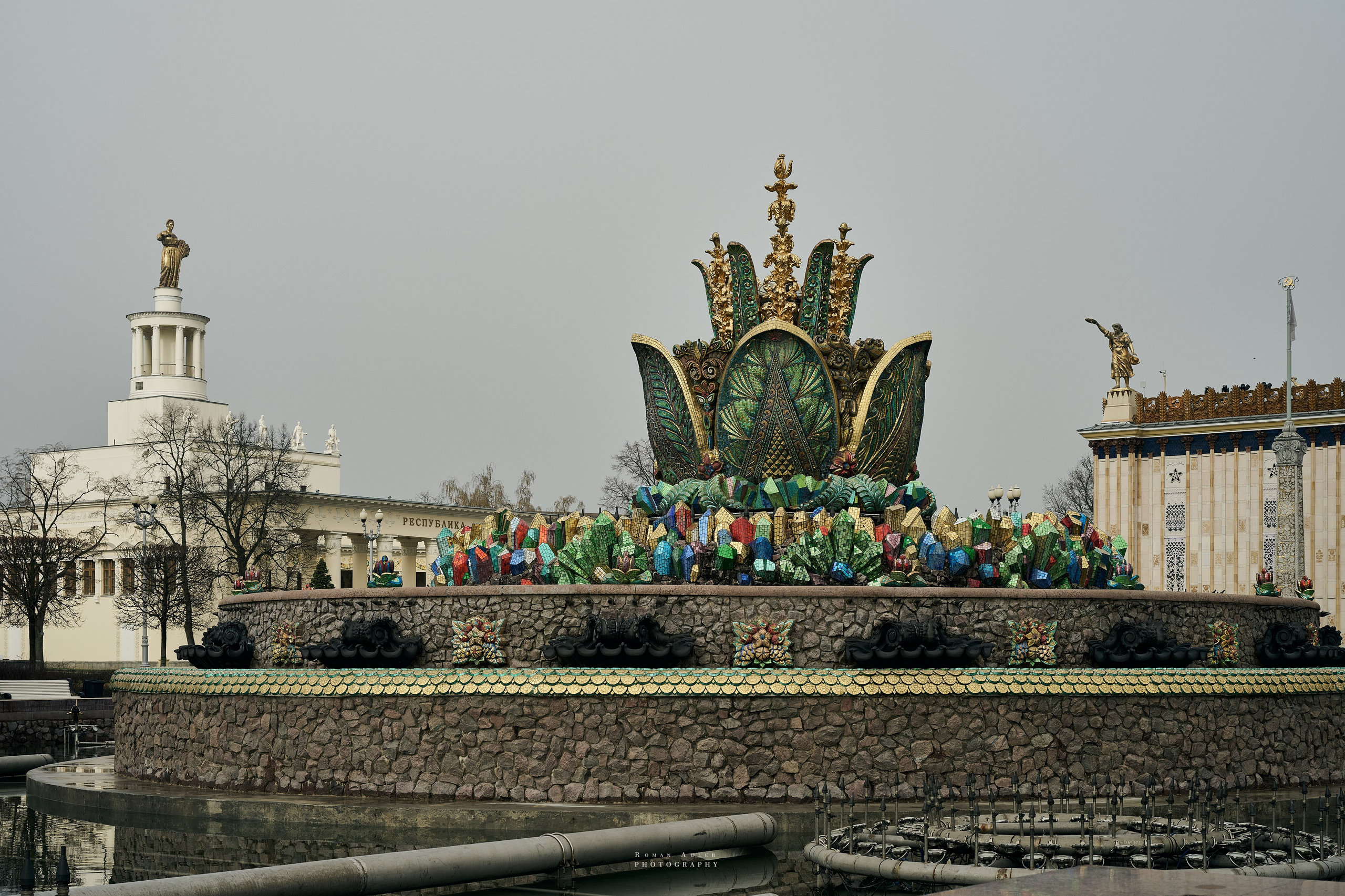 Туманное утро на ВДНХ. Фотограф Роман Адлер