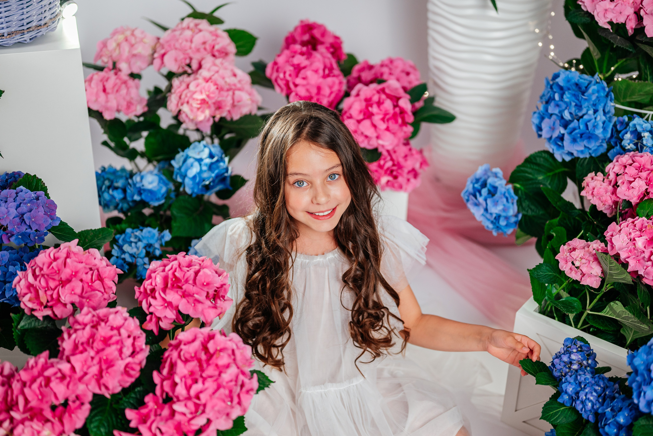 Вероника и гортензии. Семейный фотограф в Краснодаре