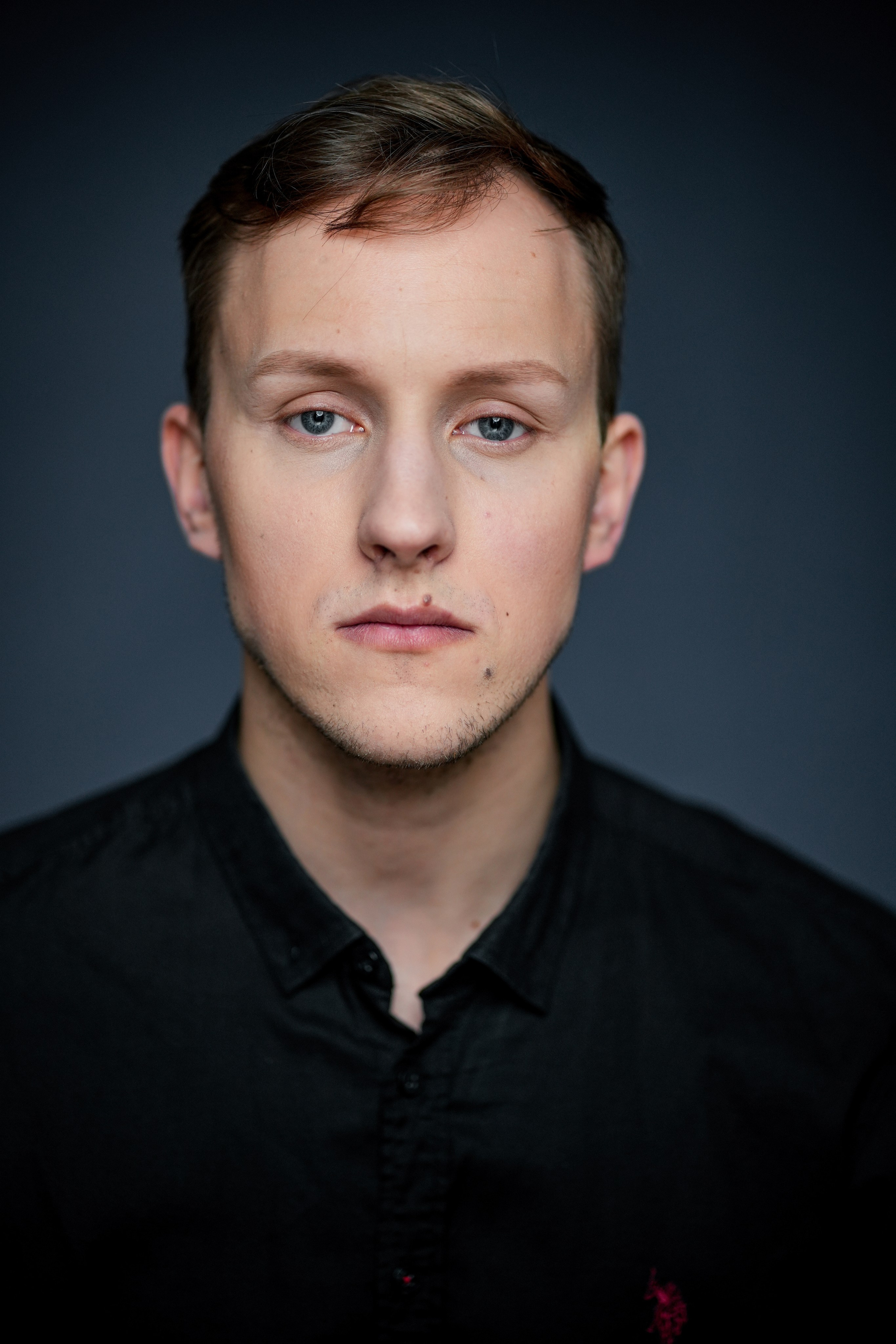 Актёр Логинов Максим. Портретная съемка в Москве, студийный фотограф Игорь Фомин