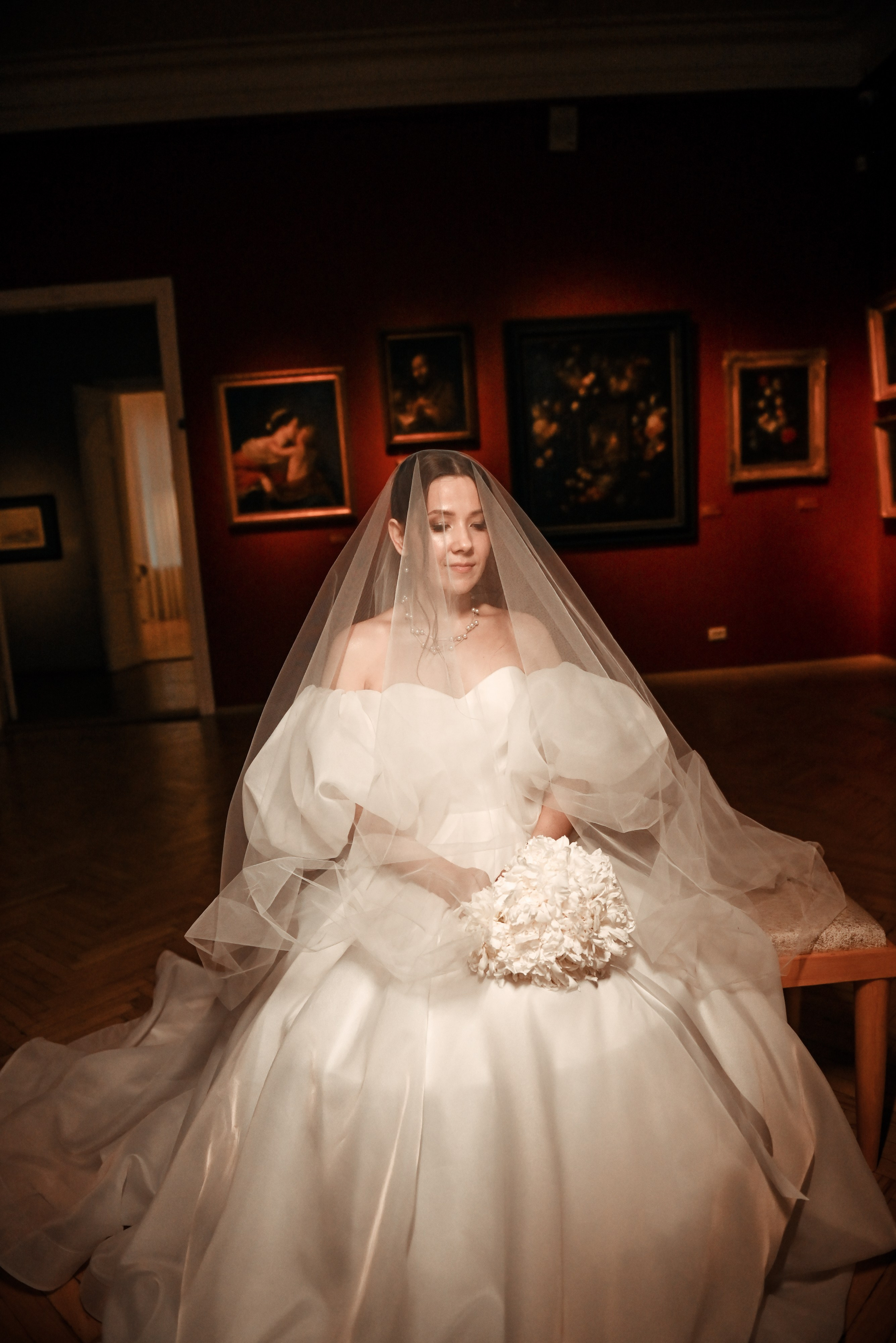 Небольшая свадебная серия в музее и прогулкой под дождем Эльмиры и Ризата. Свадебный, семейный, детский, контент фотограф в Омске Максим Ильин