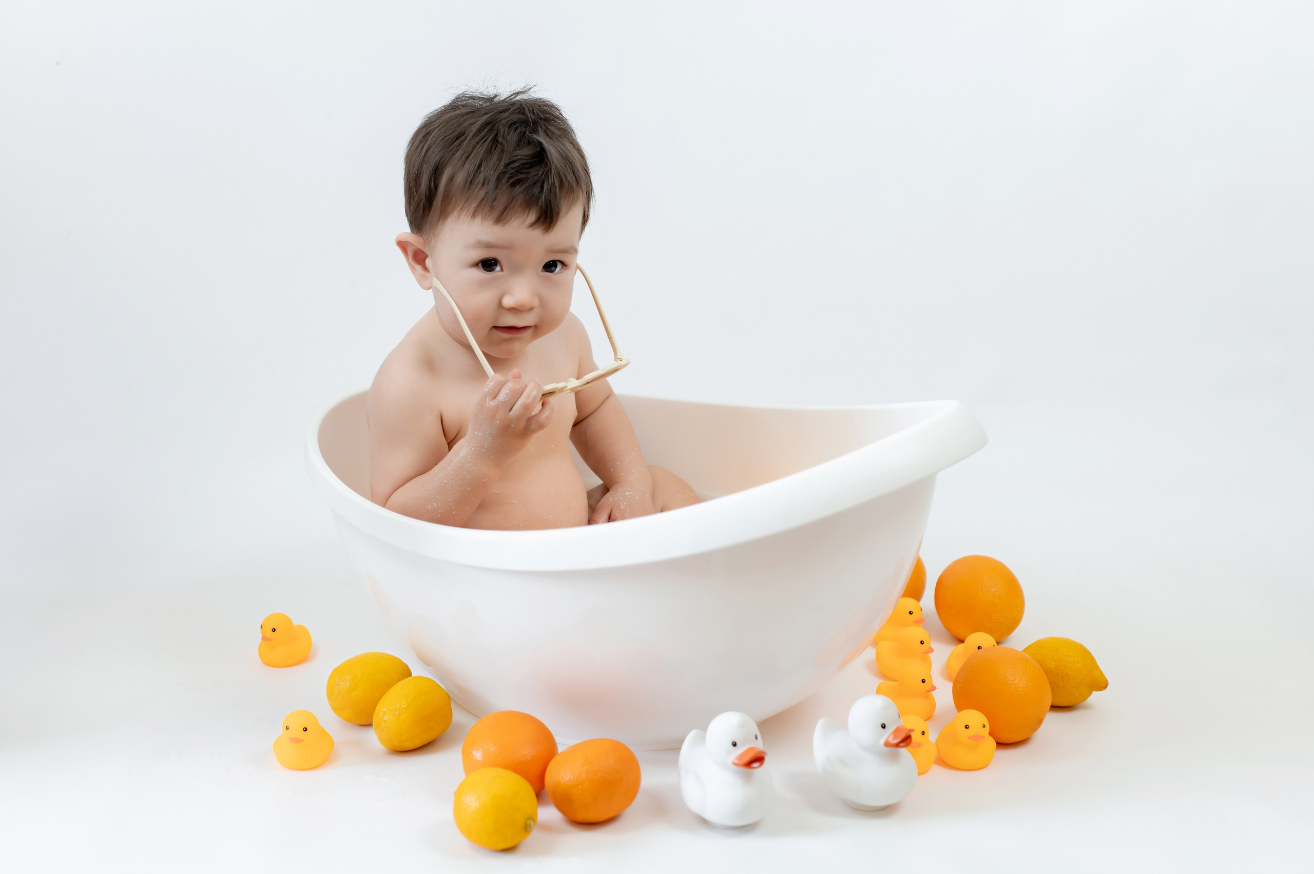 Купание в ванночке. Детский и семейный фотограф Эльмира Веселова. Детская фотостудия Мира. Фотосессия на годик