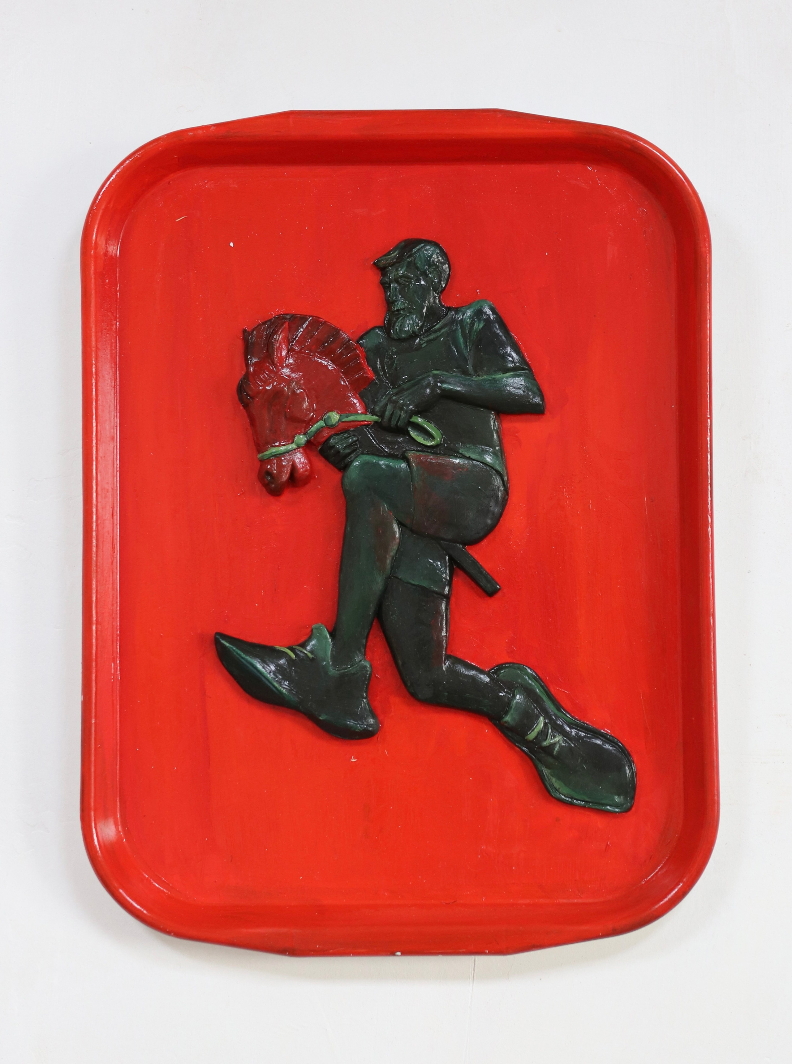 Современное искусство, поднос, рельеф, красный конь, хоббихорсинг