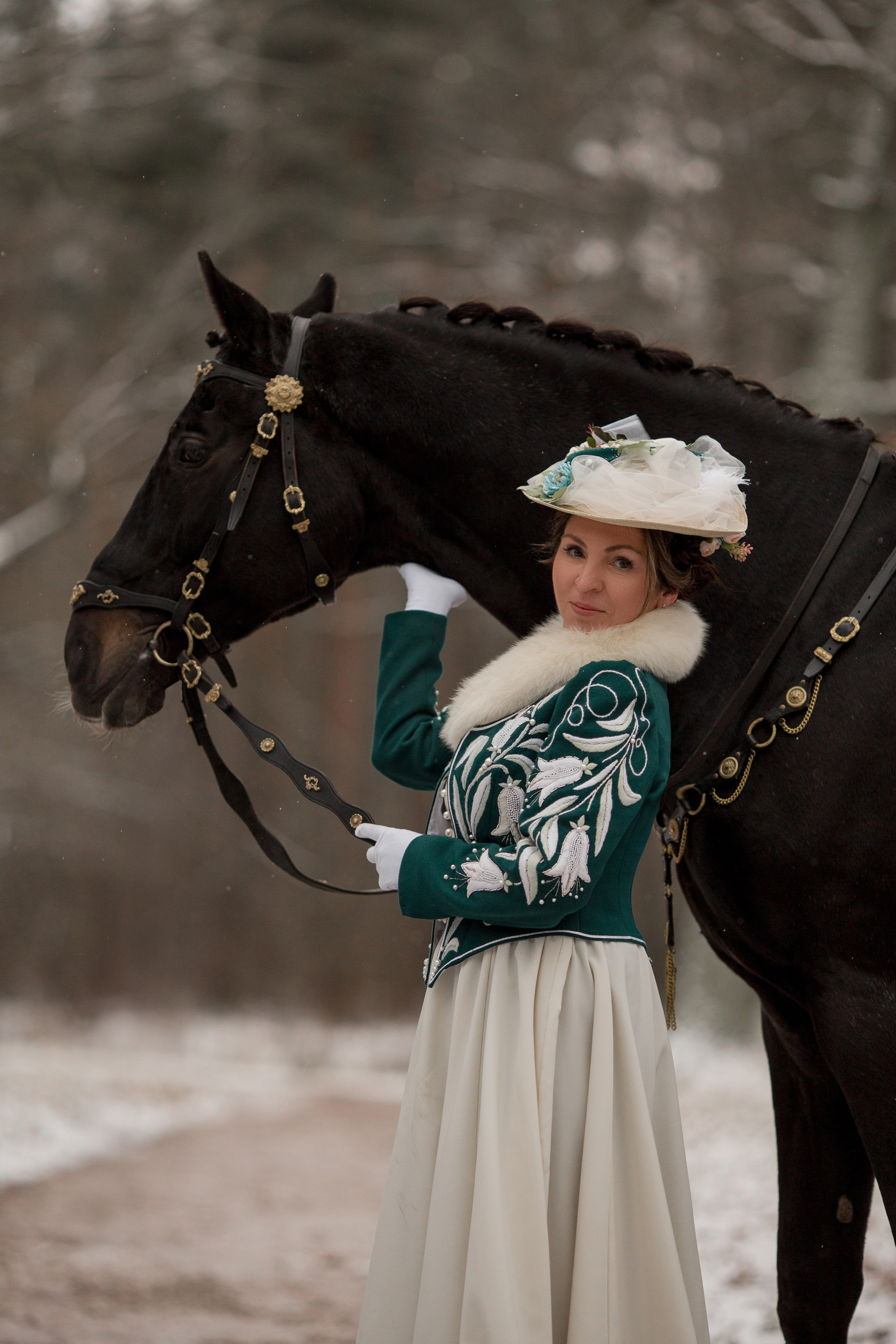 Фотосессия с лошадью у вокзала Новый Петергоф