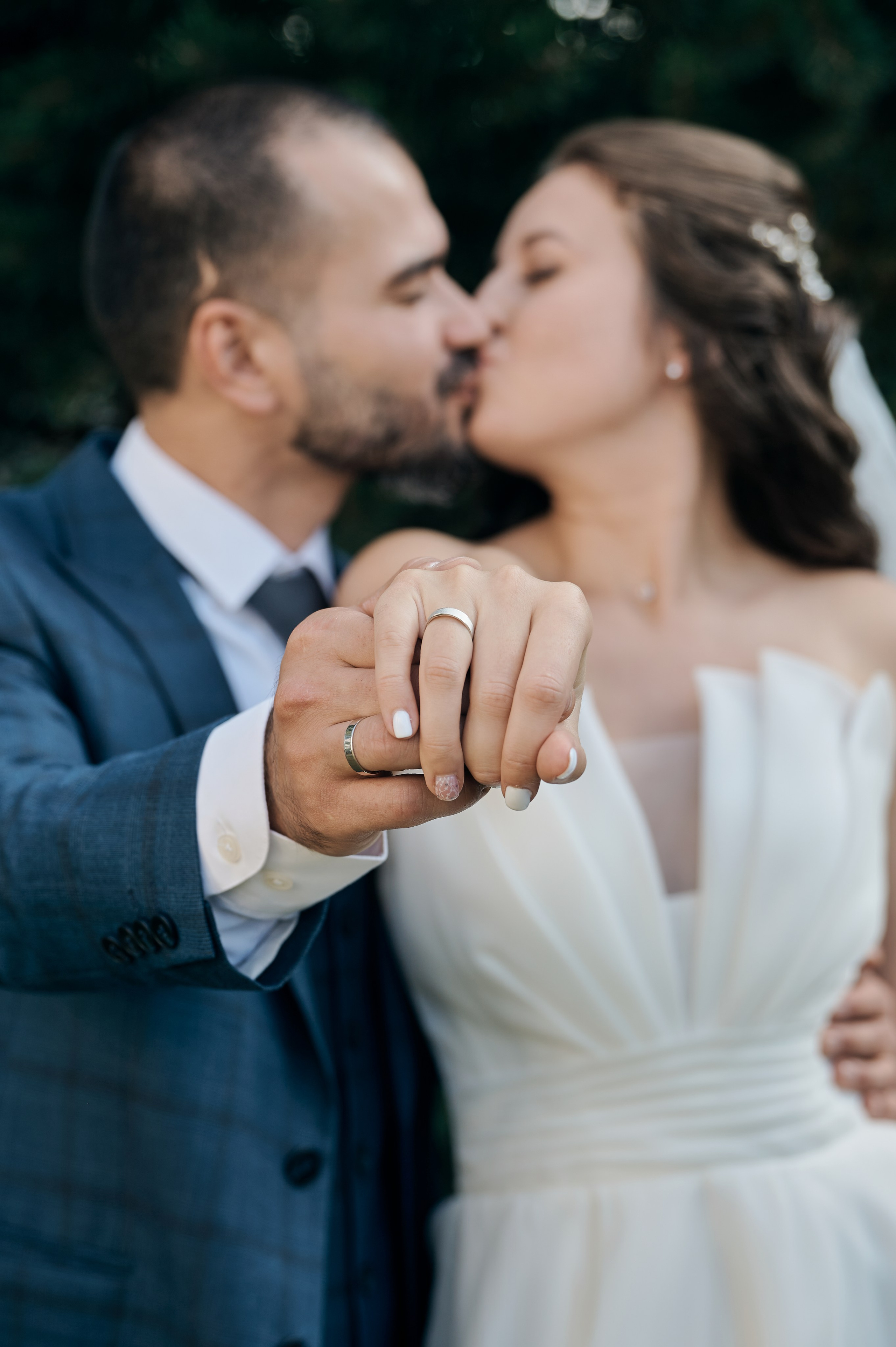 Пара гостей на свадьбе, торжество, живые свадебные фотографии