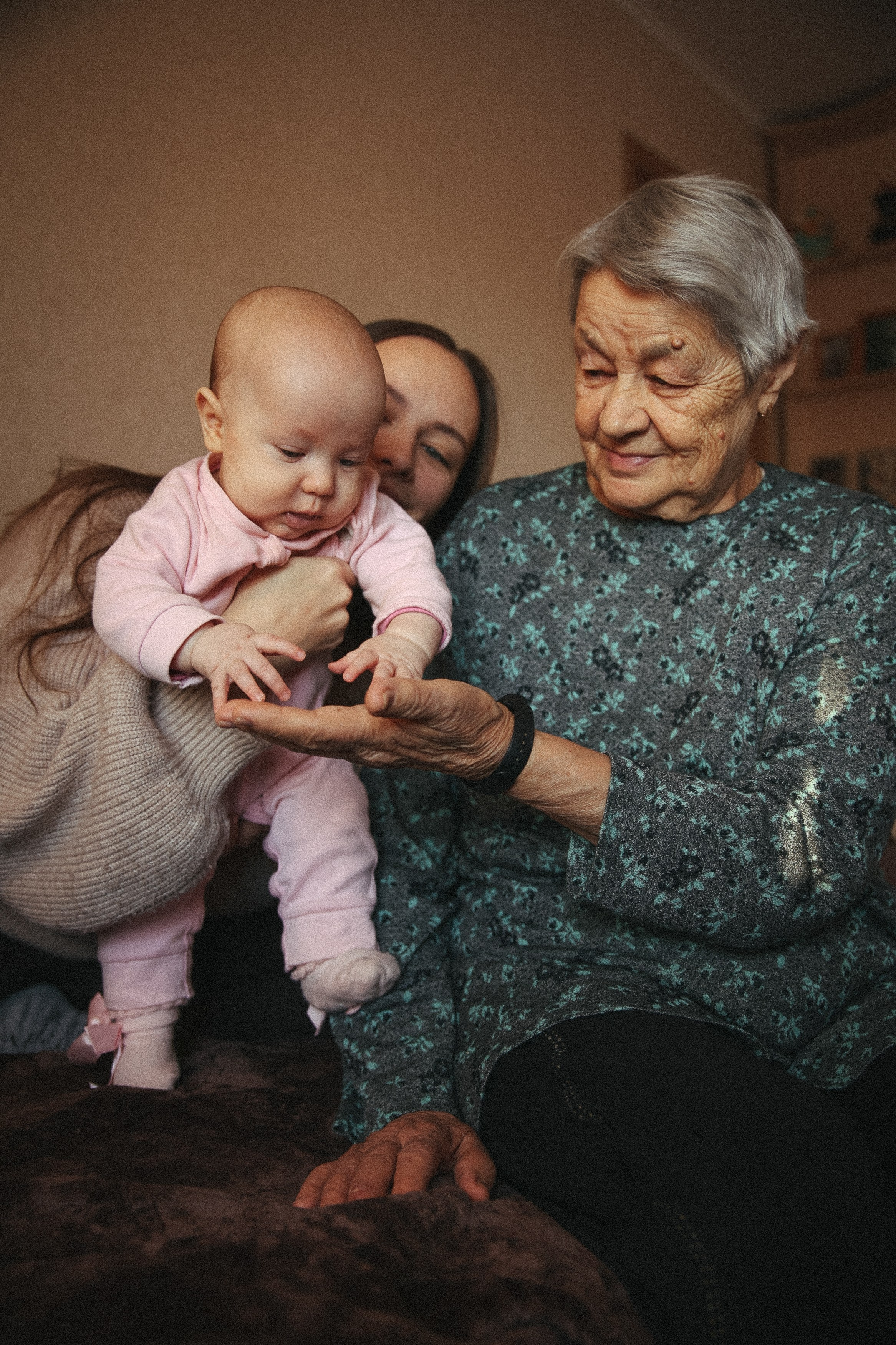 Семейная фотосессия домашняя фотосессия бабушка в гостях у бабушки. Фотограф Владимир Москва