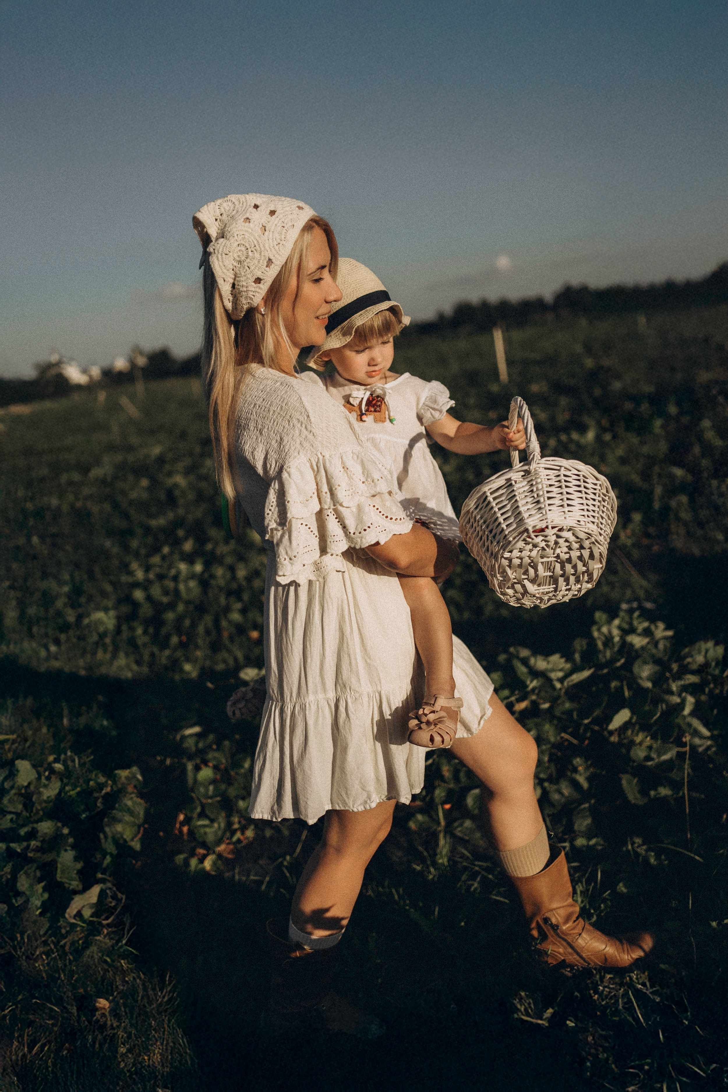 Алина и Оливия съемка на природе. Семейный фотограф в Калуге Ирина Алдохина