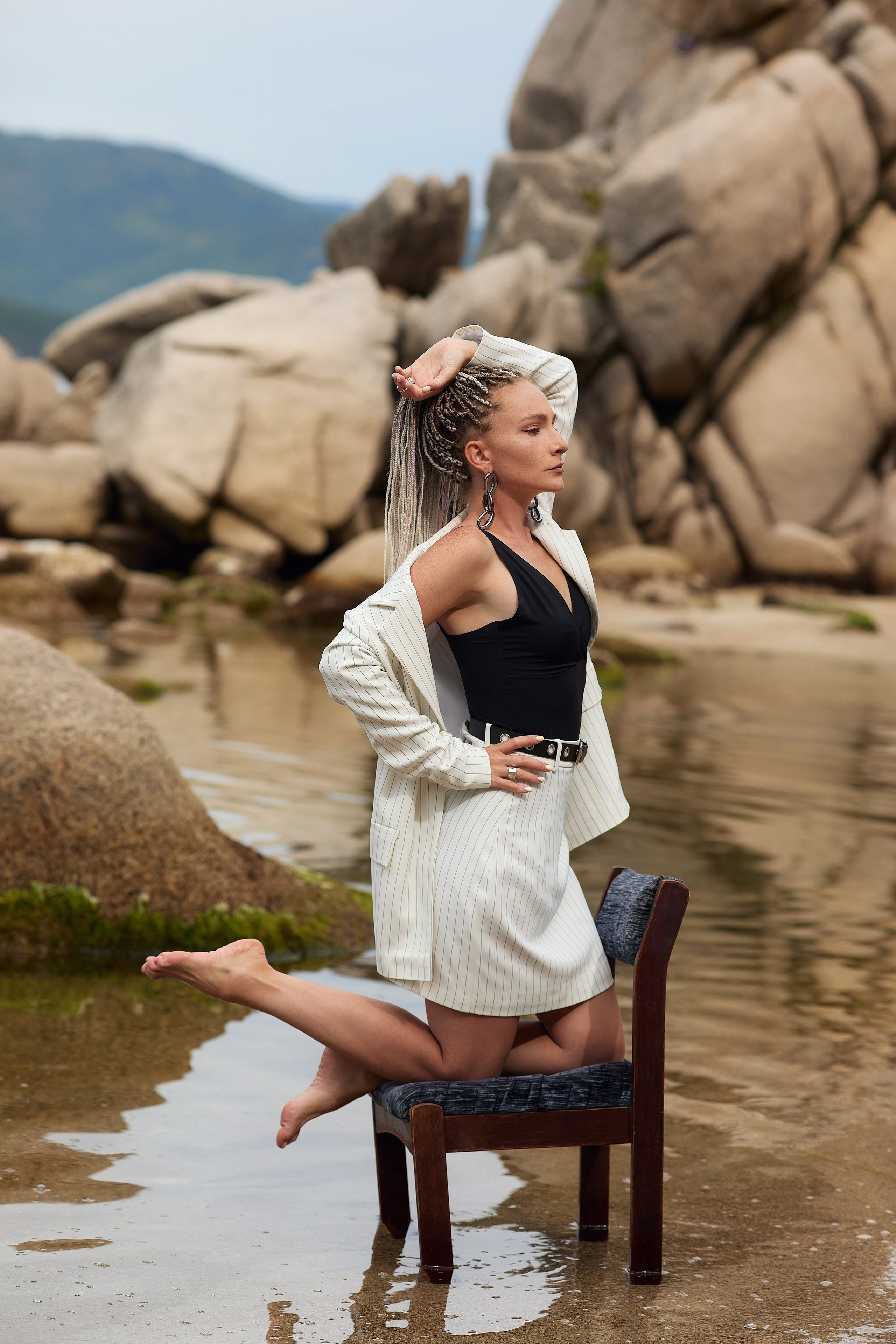 Фэшн фотосессия на стуле в морской воде