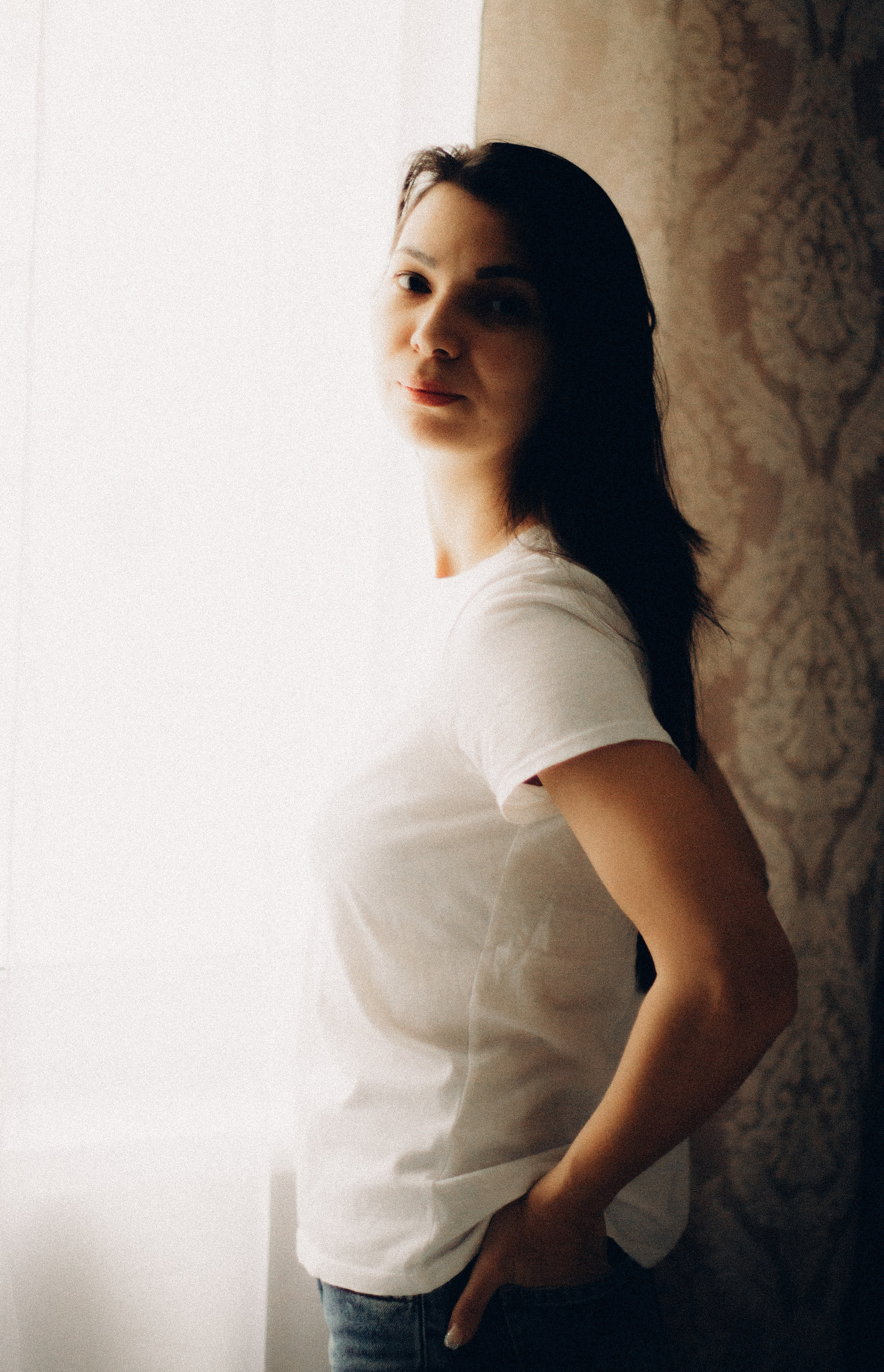 Девушка у окна