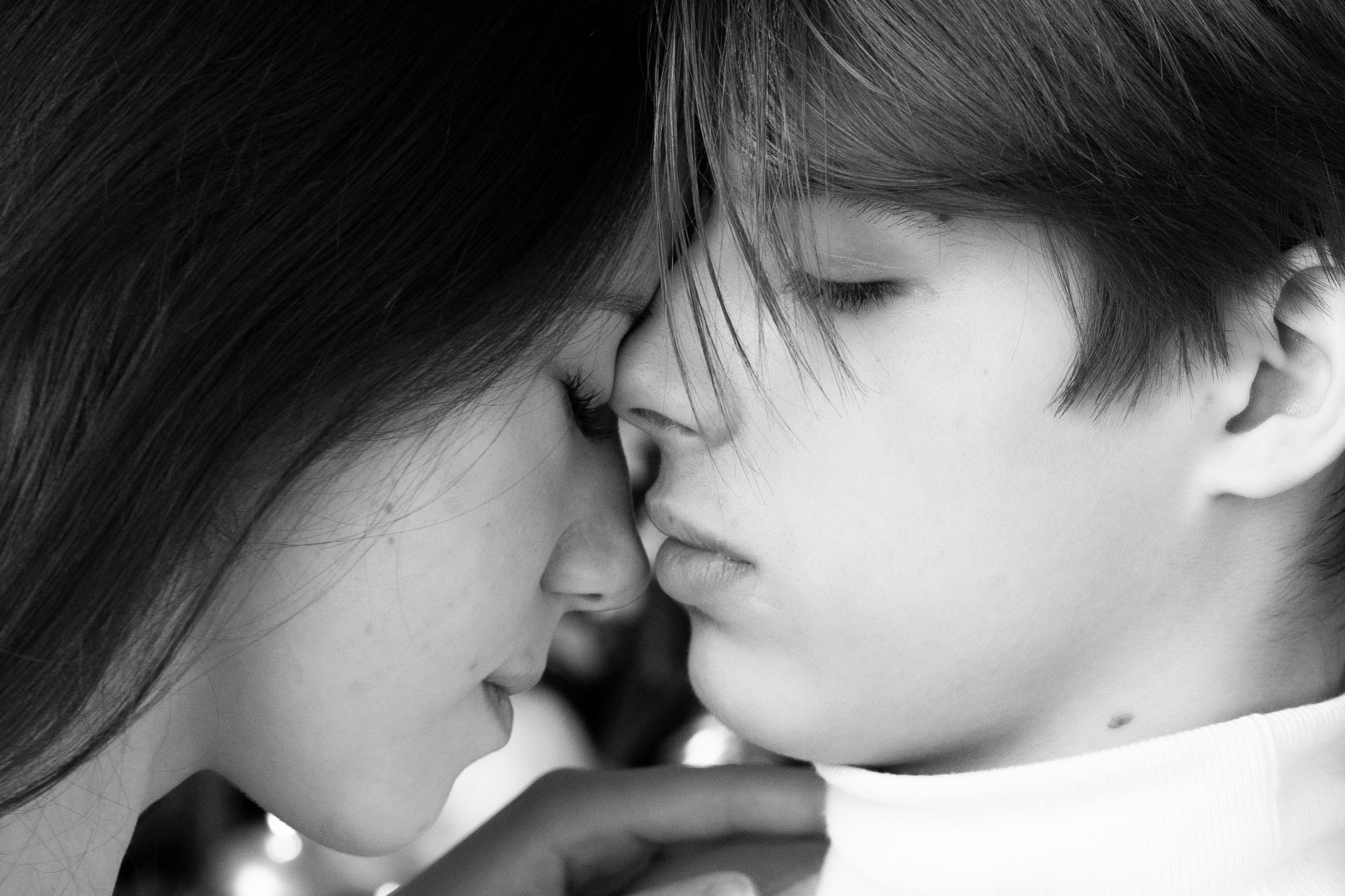 на этом черно-белом фото - поцелуй, любовь, лавстори  в Хабаровске. Фотограф в Хабаровске - Татьяна Трубникова. Взглянув на это фото,Вы поймете, что надо пофотаться в стиле лав стори, а значит пора заказать фотосессию в Хабаровске у Татьяны Трубниковой. Подходит для тех, кто любит чб фото