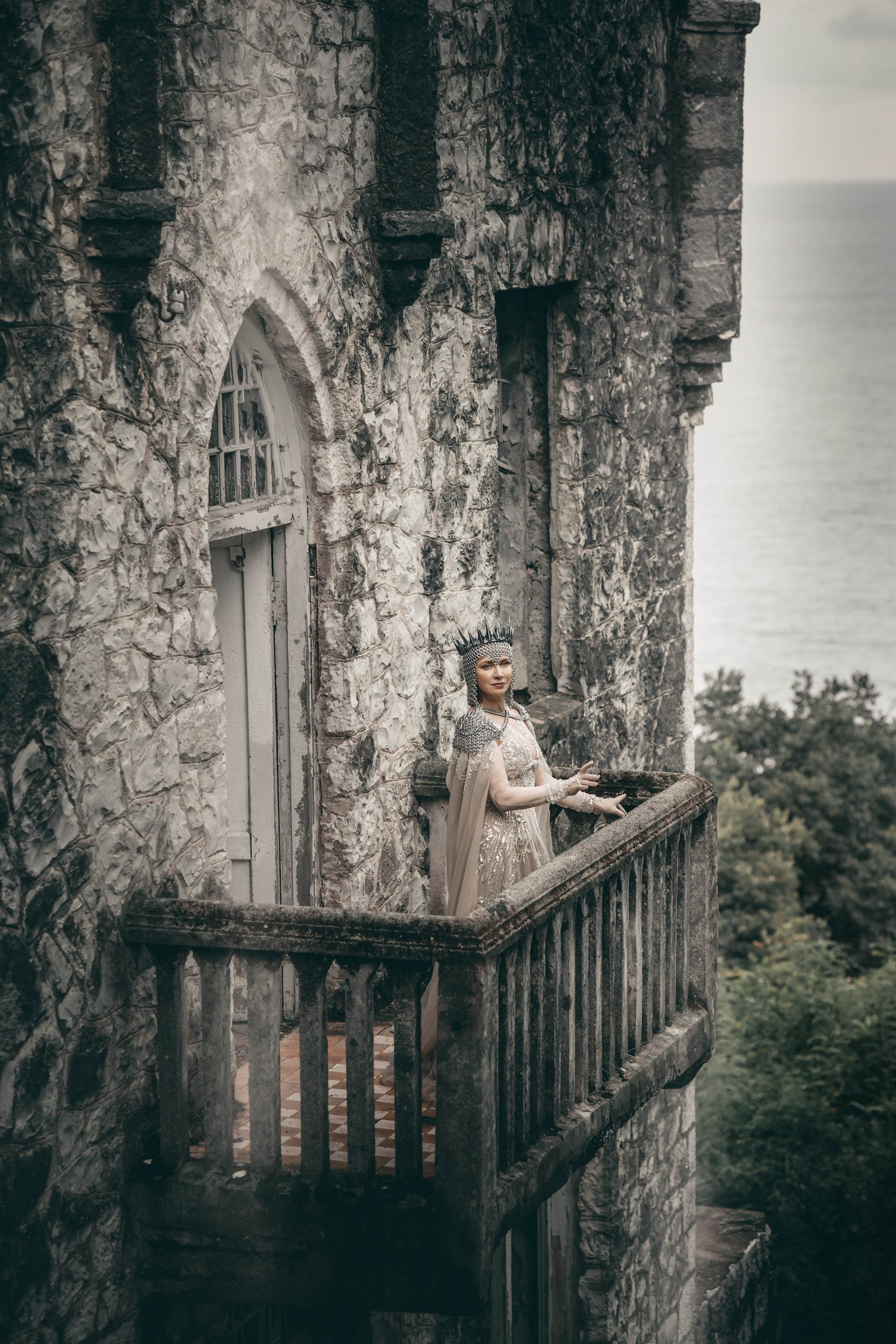 Индивидуальная художественная женская арт фотосессия в замке в абхазии в москве косплей корона костюм от кутюрье сказочное платье 
