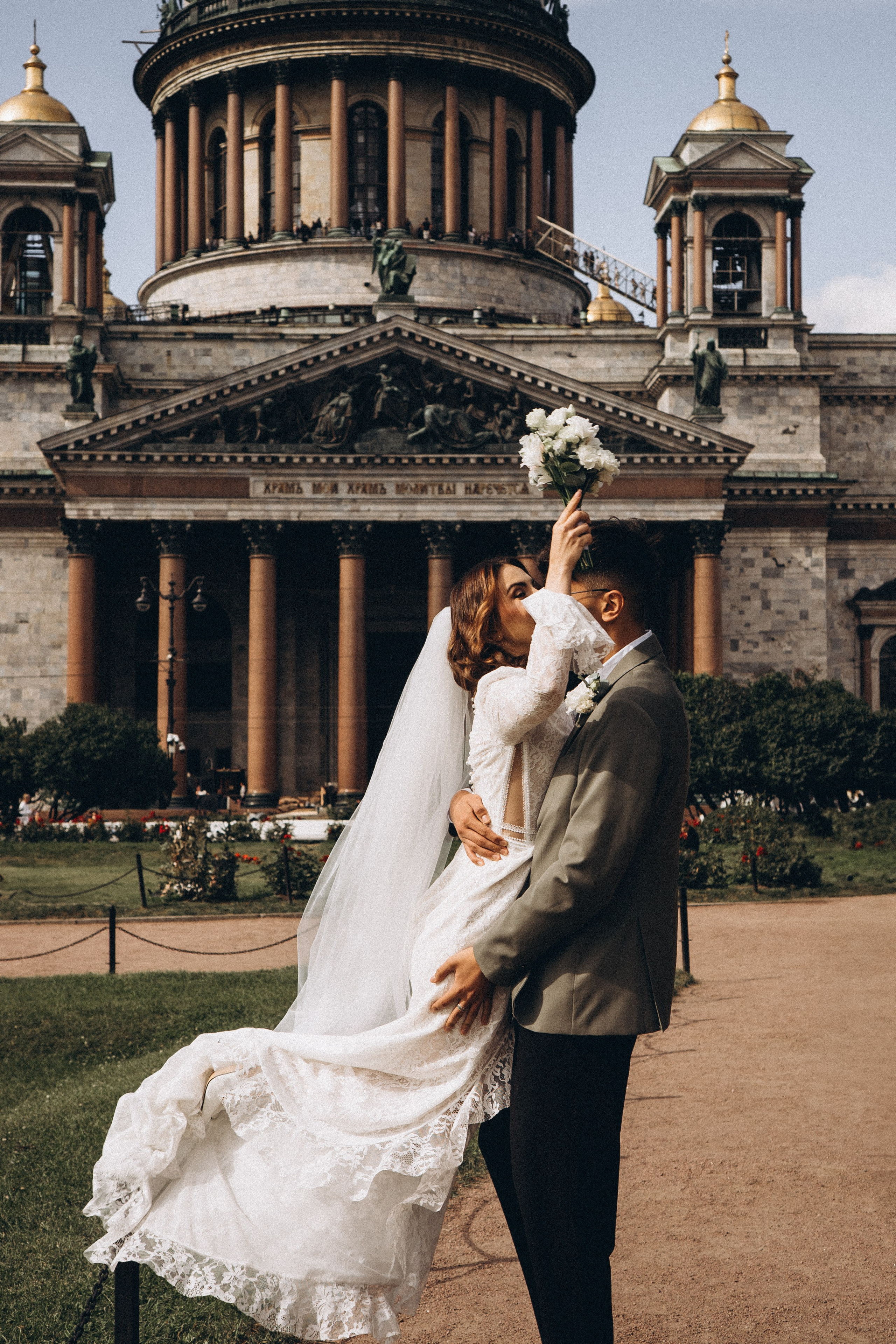 СВАДЕБНАЯ ПРОГУЛКА ВОЗЕ ИСАИКЕВСКОГО СОБОРА АСТОРИИ И ЗАКОНОДАЛЕТНОГО СОБРАНИЯ. Профессиональный фотограф, Санкт-Петербург — Виктория Богомолова