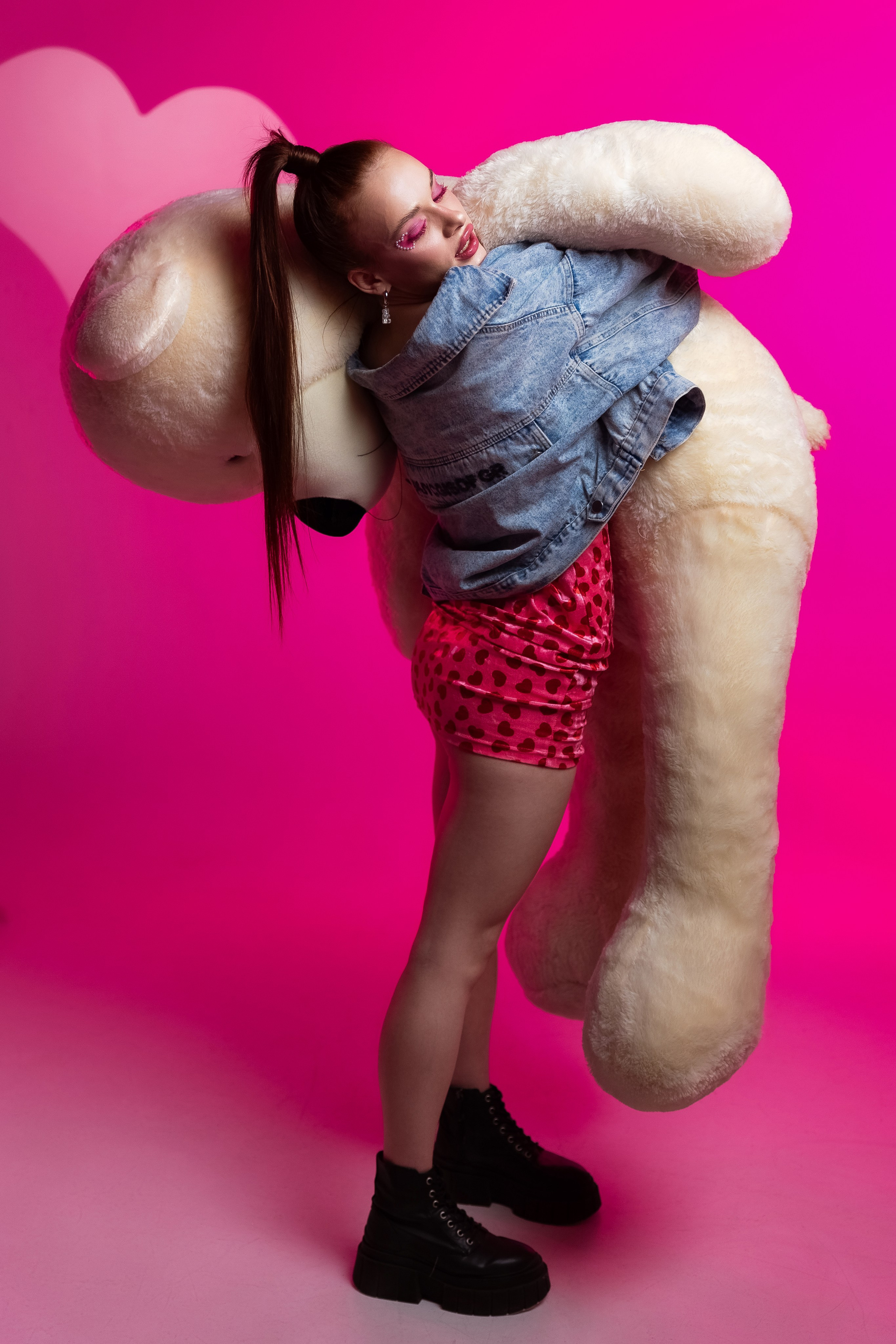 идея фотосессия на 14 февраля, день всех влюблённых, цветной свет, маски габо, 14 февраля, ростовой медведь