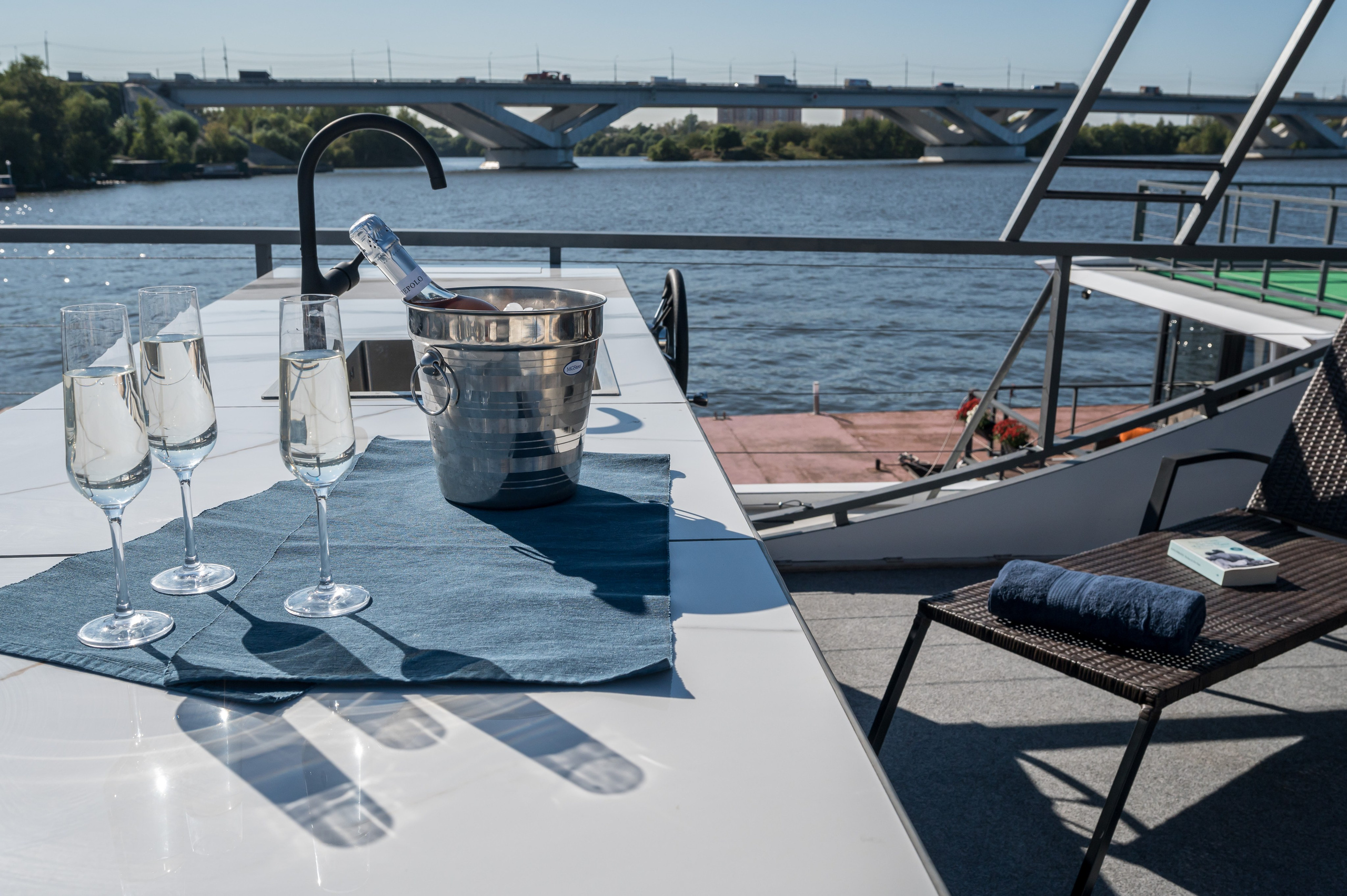 Хаусботы для вечеринок и бизнес-встреч. Интерьерный Фотограф Москва Криста FLY Труфанова