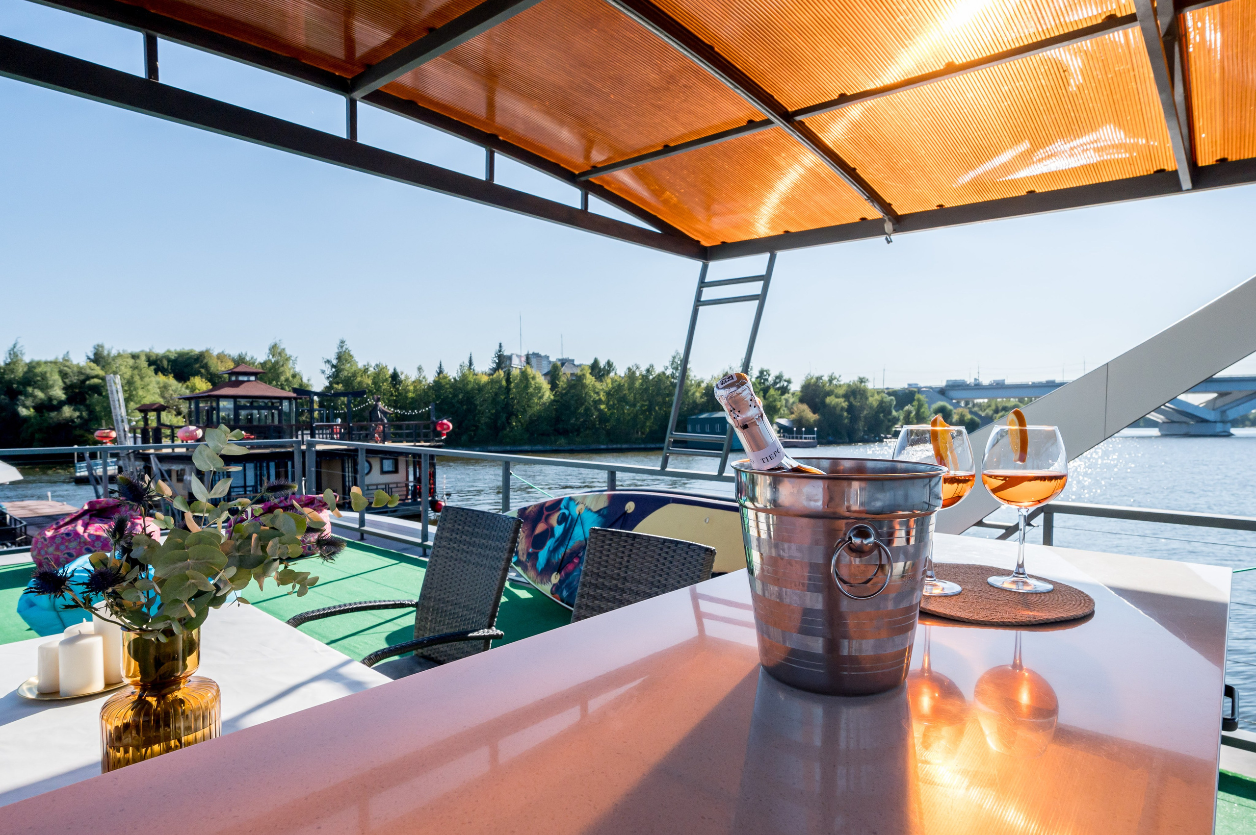 Хаусботы для вечеринок и бизнес-встреч. Интерьерный Фотограф Москва Криста FLY Труфанова