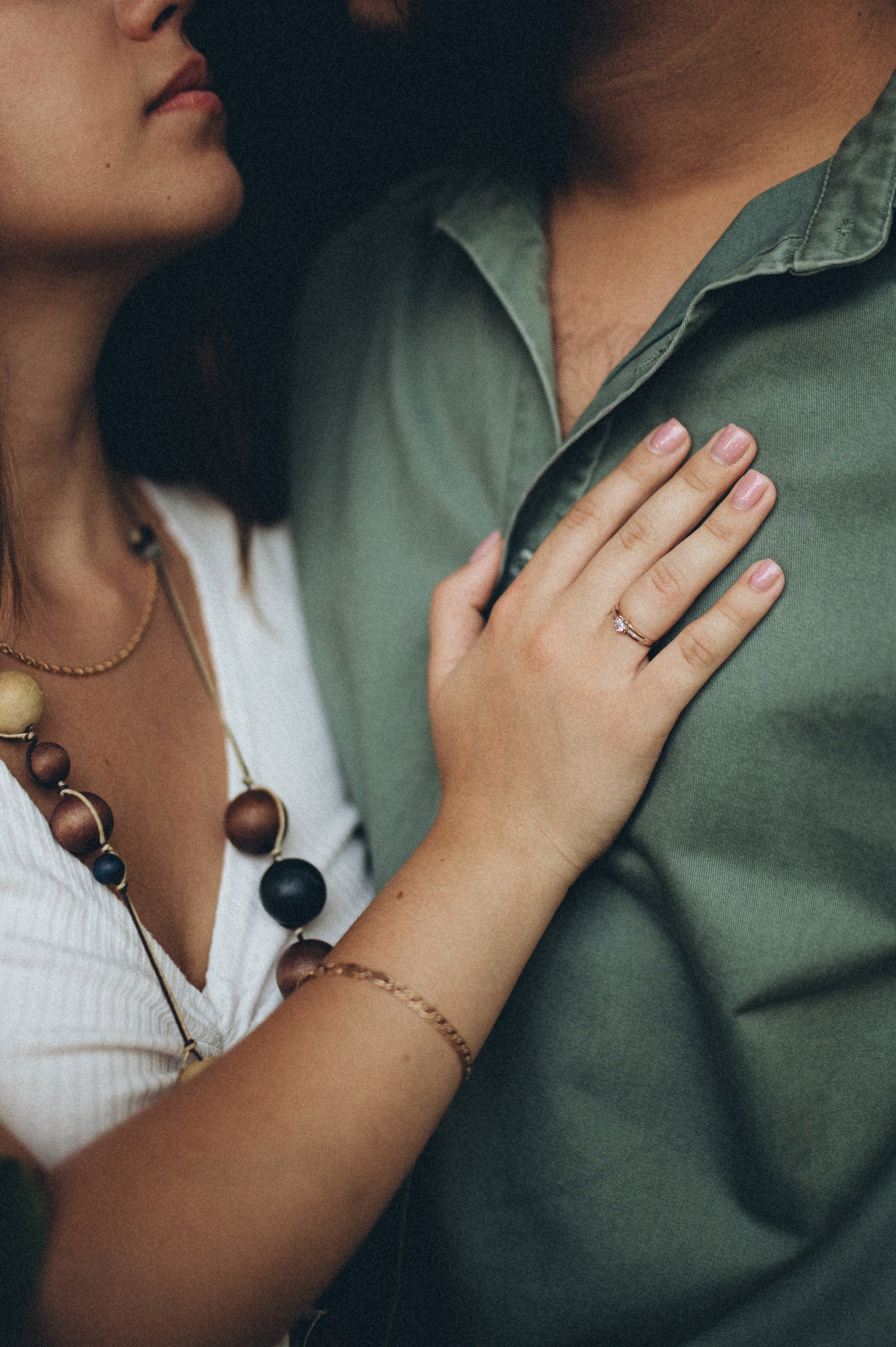 рука на груди любимого