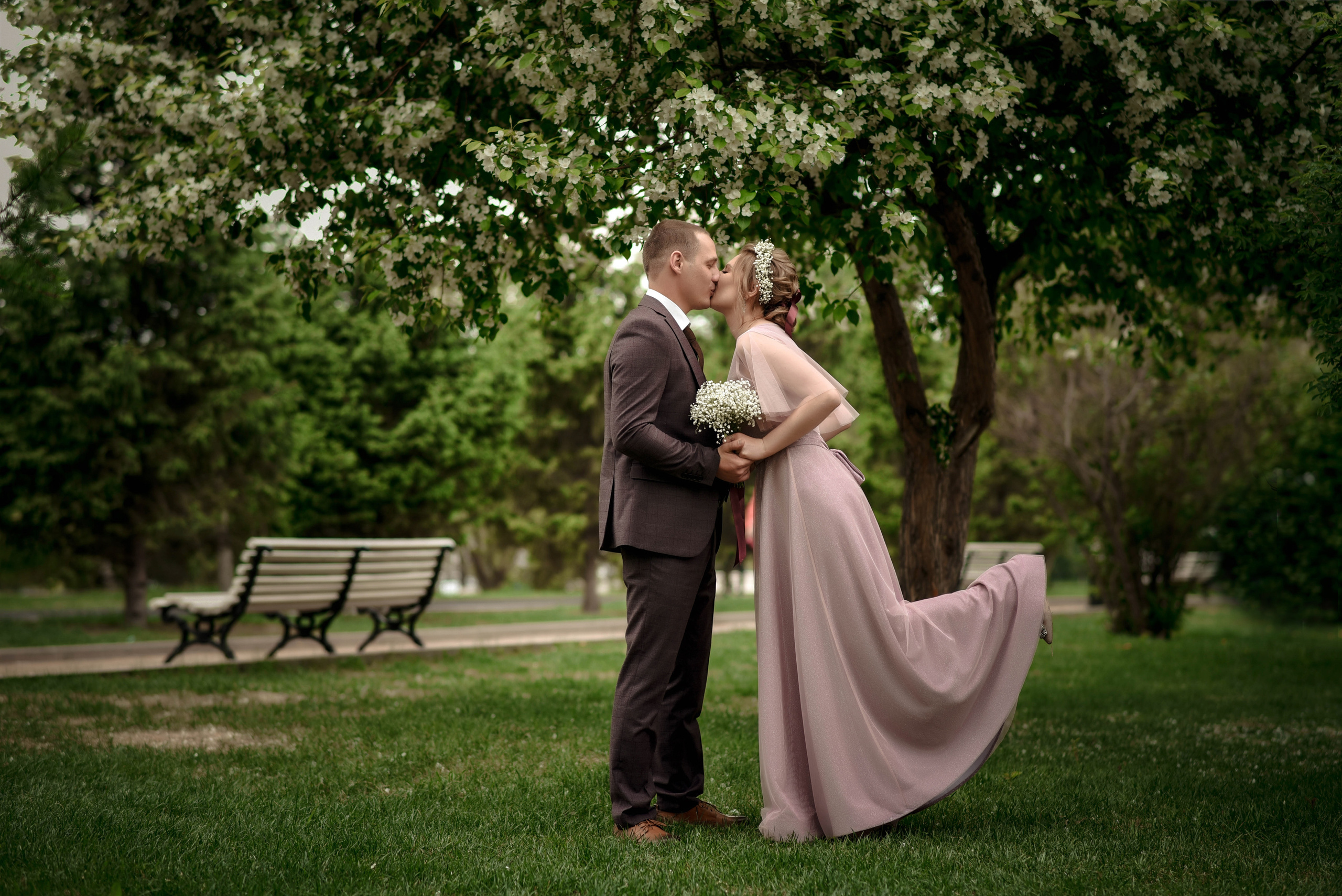 Цветущий май. Свадебная прогулка Андрея и Светланы. Свадебный, семейный, детский, контент фотограф в Омске Максим Ильин