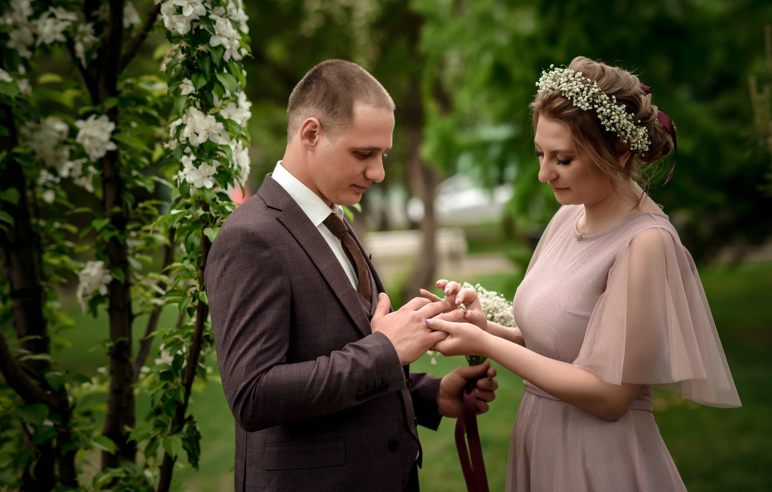 Цветущий май. Свадебная прогулка Андрея и Светланы. Свадебный, семейный, детский, контент фотограф в Омске Максим Ильин
