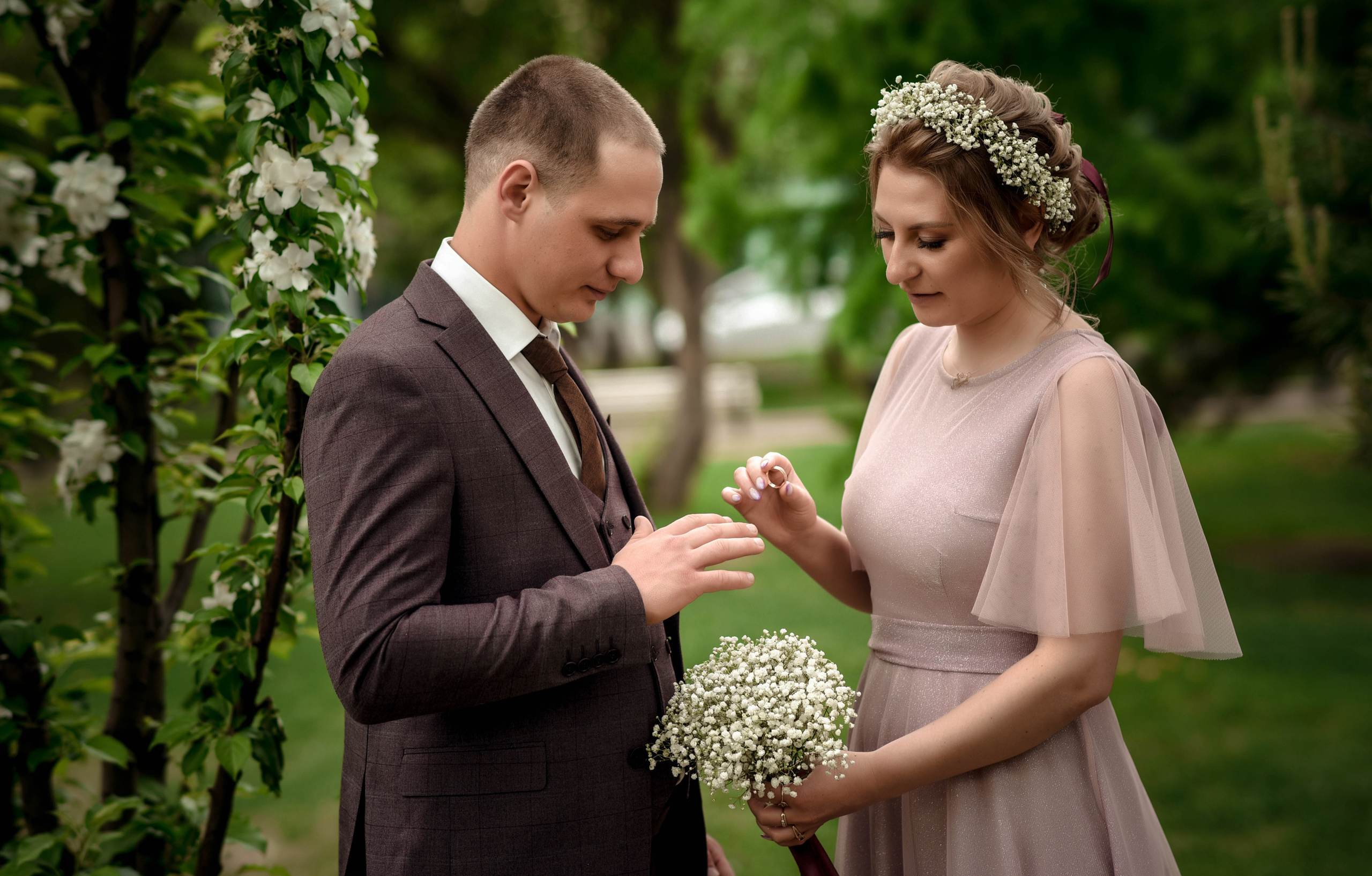 Цветущий май. Свадебная прогулка Андрея и Светланы. Свадебный, семейный, детский, контент фотограф в Омске Максим Ильин