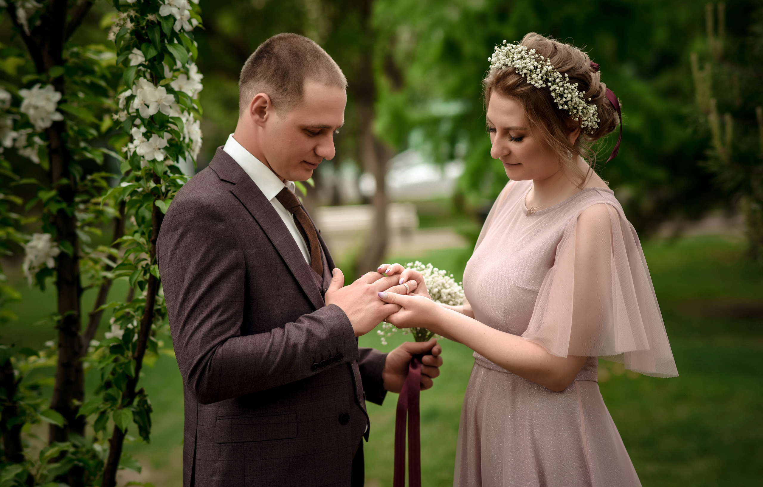 Цветущий май. Свадебная прогулка Андрея и Светланы. Свадебный, семейный, детский, контент фотограф в Омске Максим Ильин