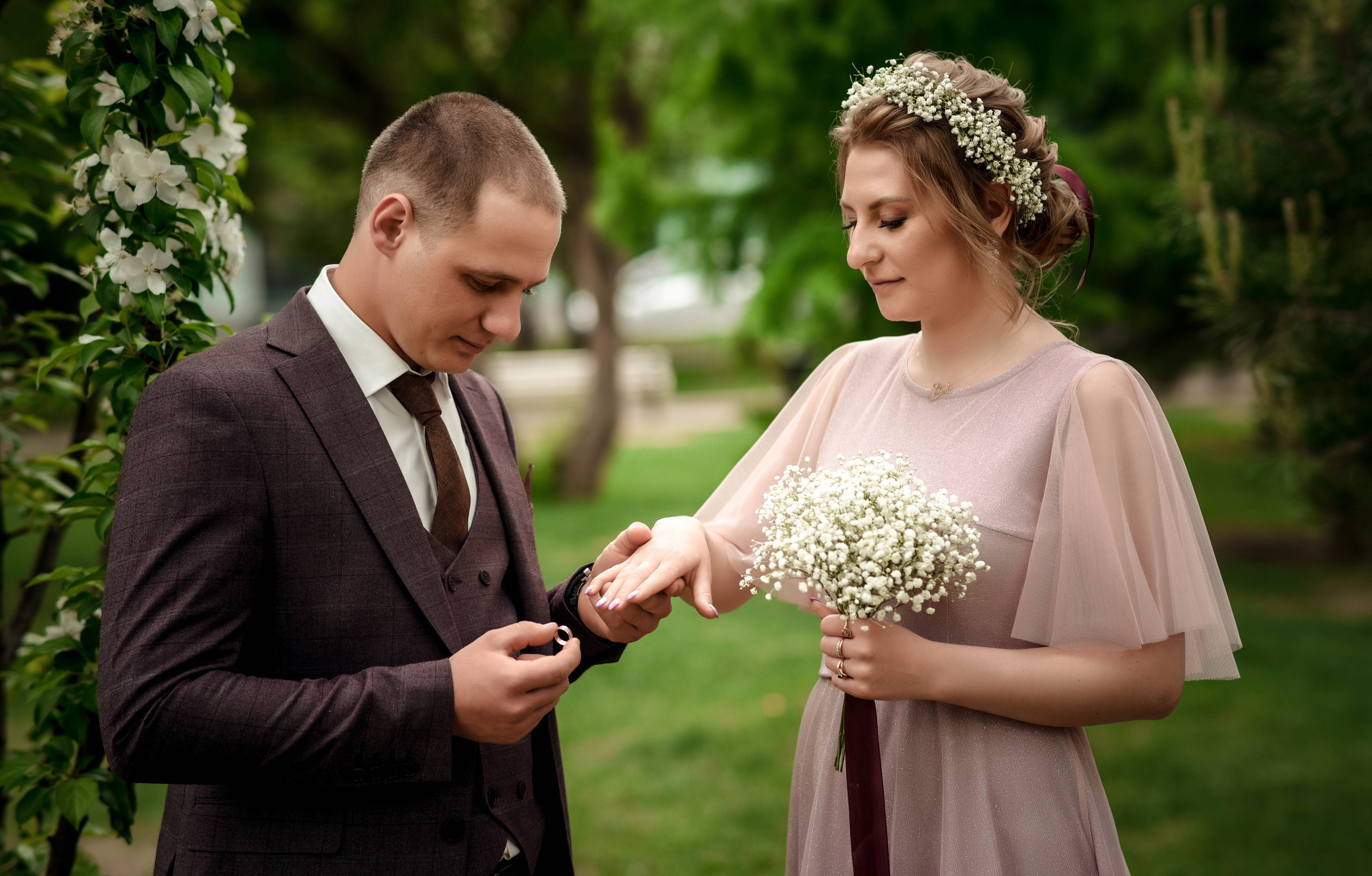 Цветущий май. Свадебная прогулка Андрея и Светланы. Свадебный, семейный, детский, контент фотограф в Омске Максим Ильин