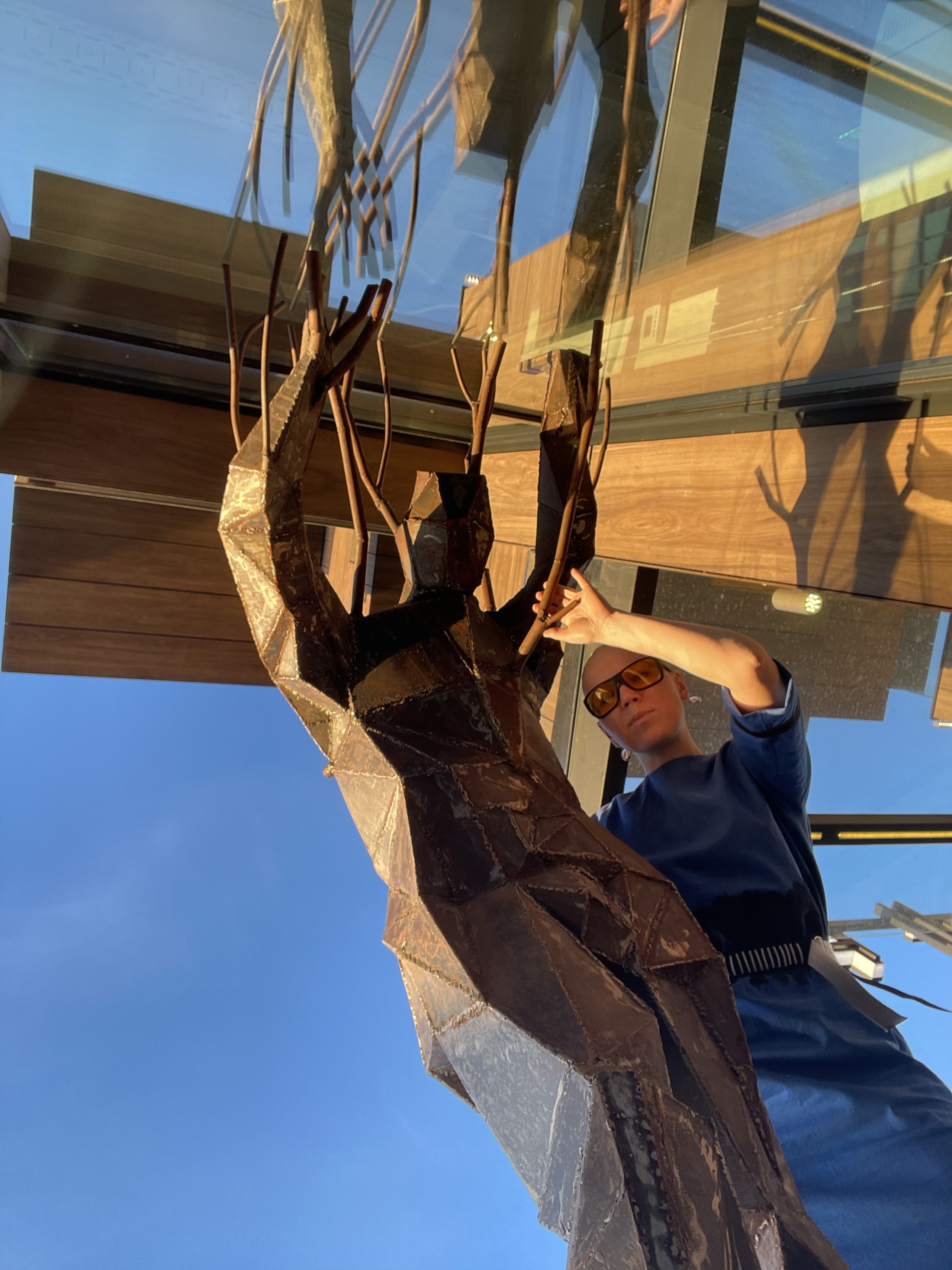 Толкающий стену / СПб/Аптекарская набережная18/2020. Художник — скульптор Антонина Фатхуллина