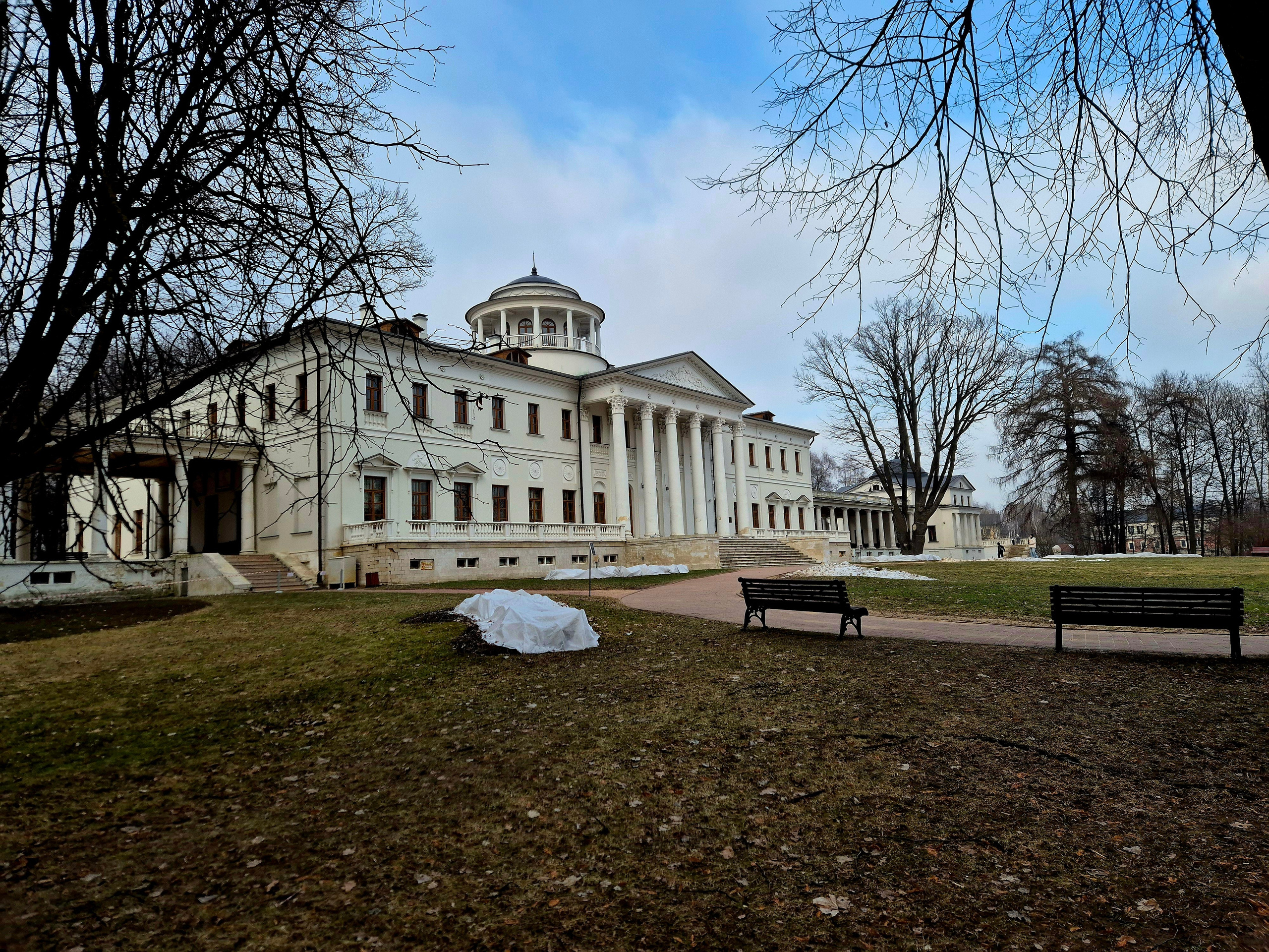 В усадьбе, кроме действующей экспозиции, проводятся временные выставки, а также концерты и представления. Всем любителям литературных усадебных музеев - очень рекомендую
